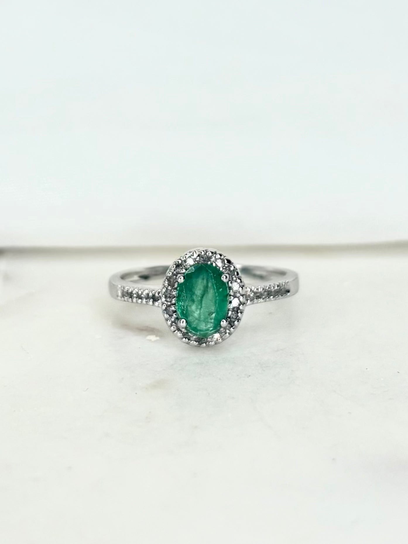 Bague Style Art-déco Émeraude 0.70 carat & Diamants "Pamela"