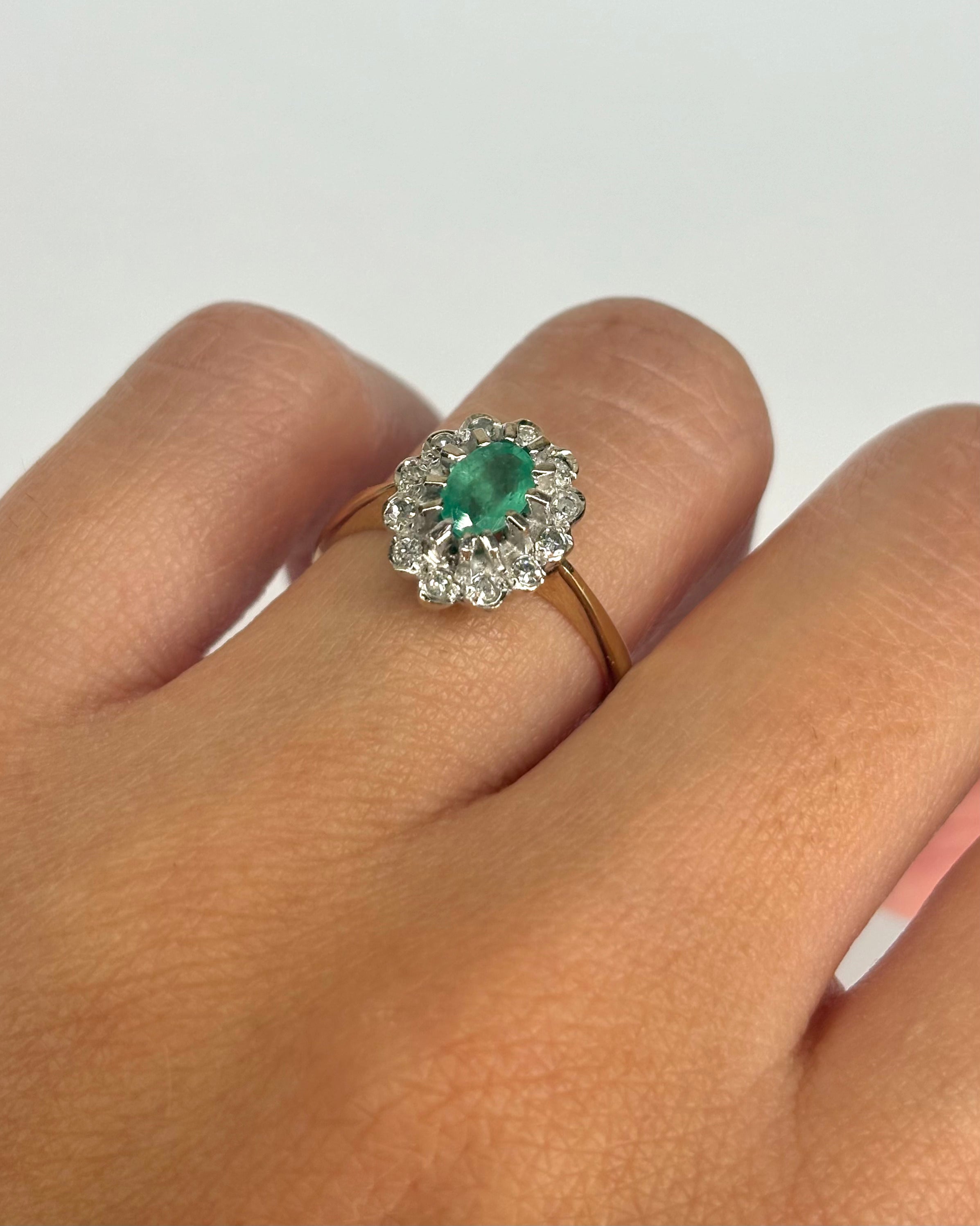 Bague Marguerite Émeraude 0.54 ct & 12 Diamants "Thérèse"