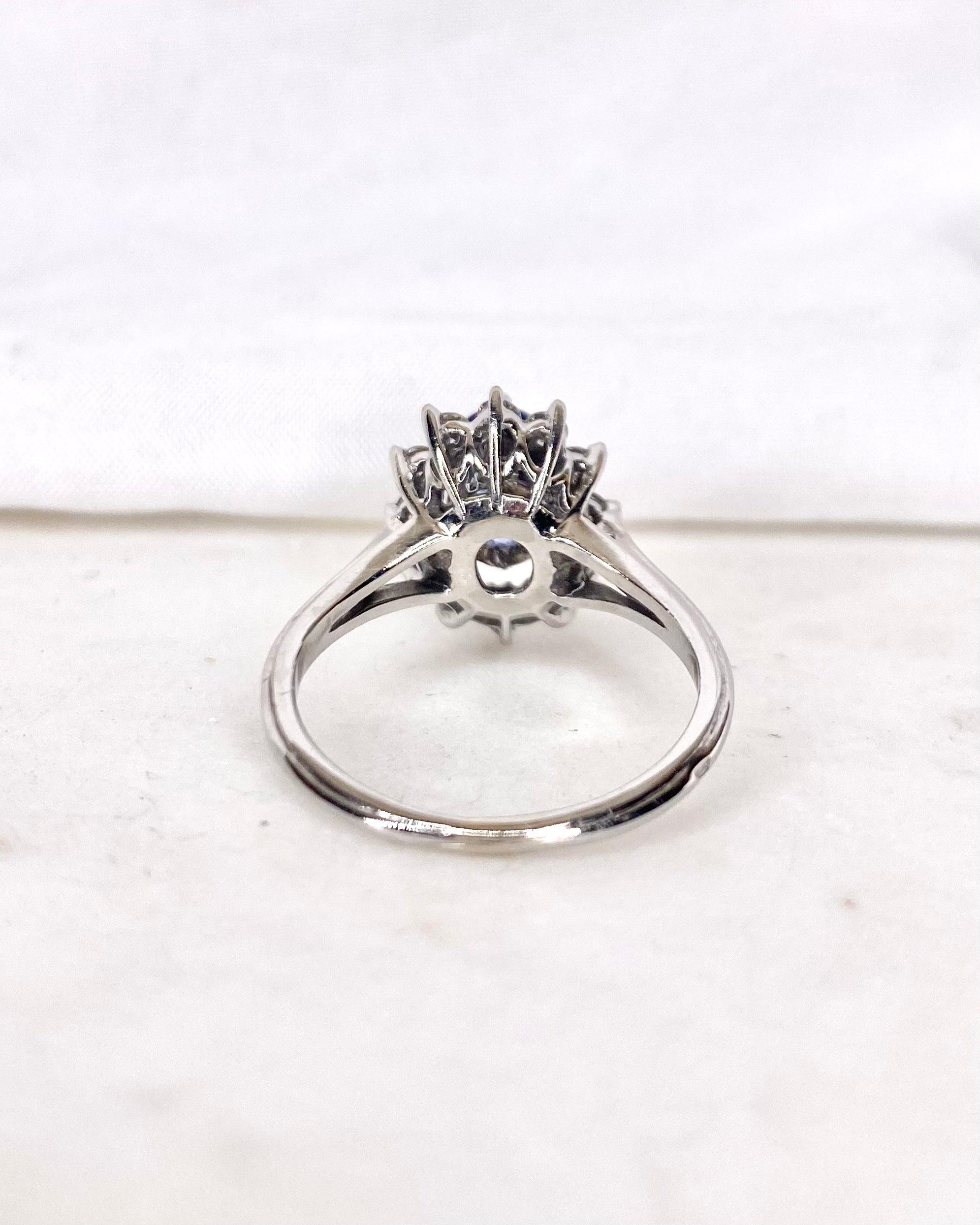 Marguerite Saphir bleu ciel 2.35 carats & Diamants "Faustine"