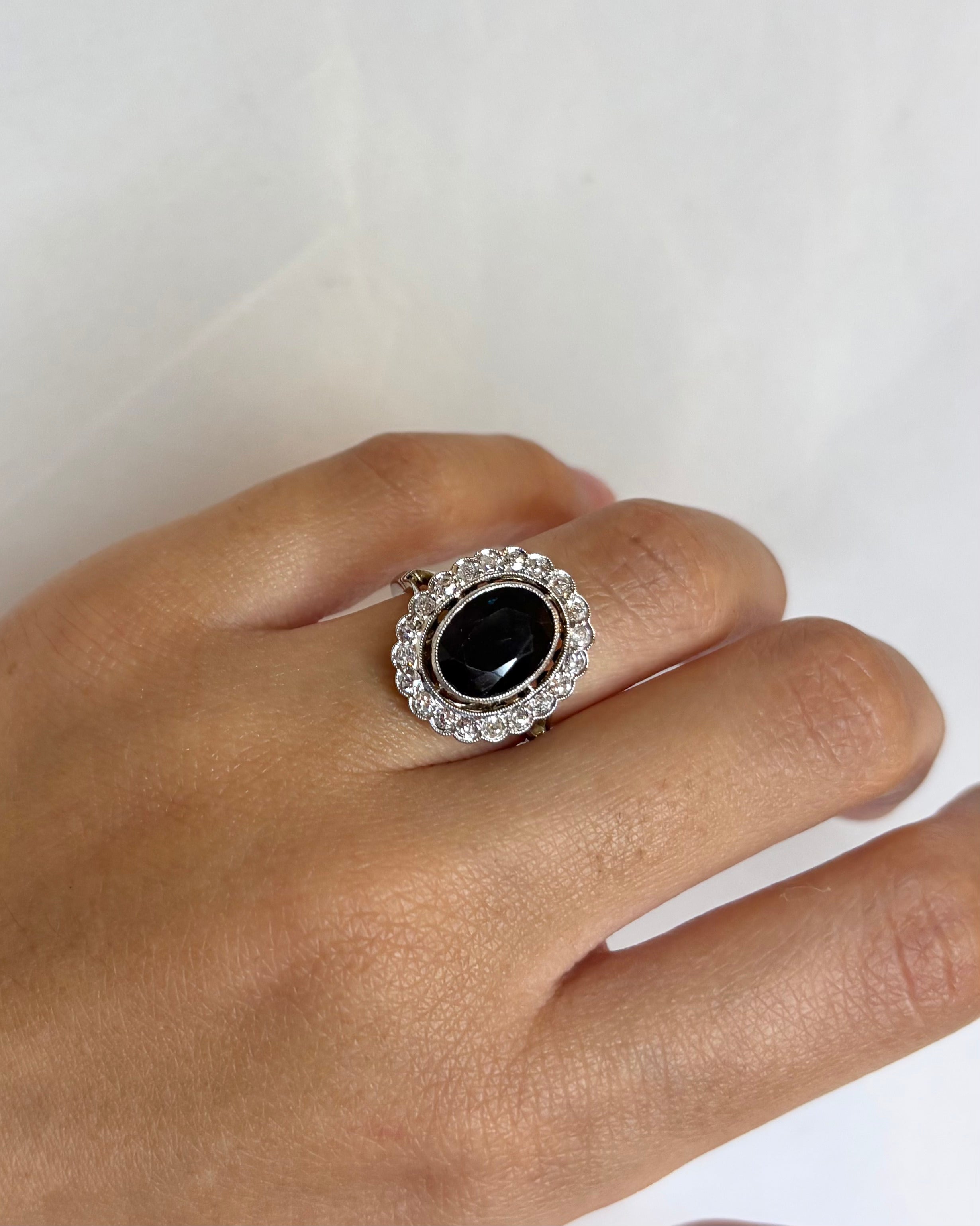 Bague Marguerite Art Déco Saphir 3.40 carats & Diamants 0.40 carat "Edmée"