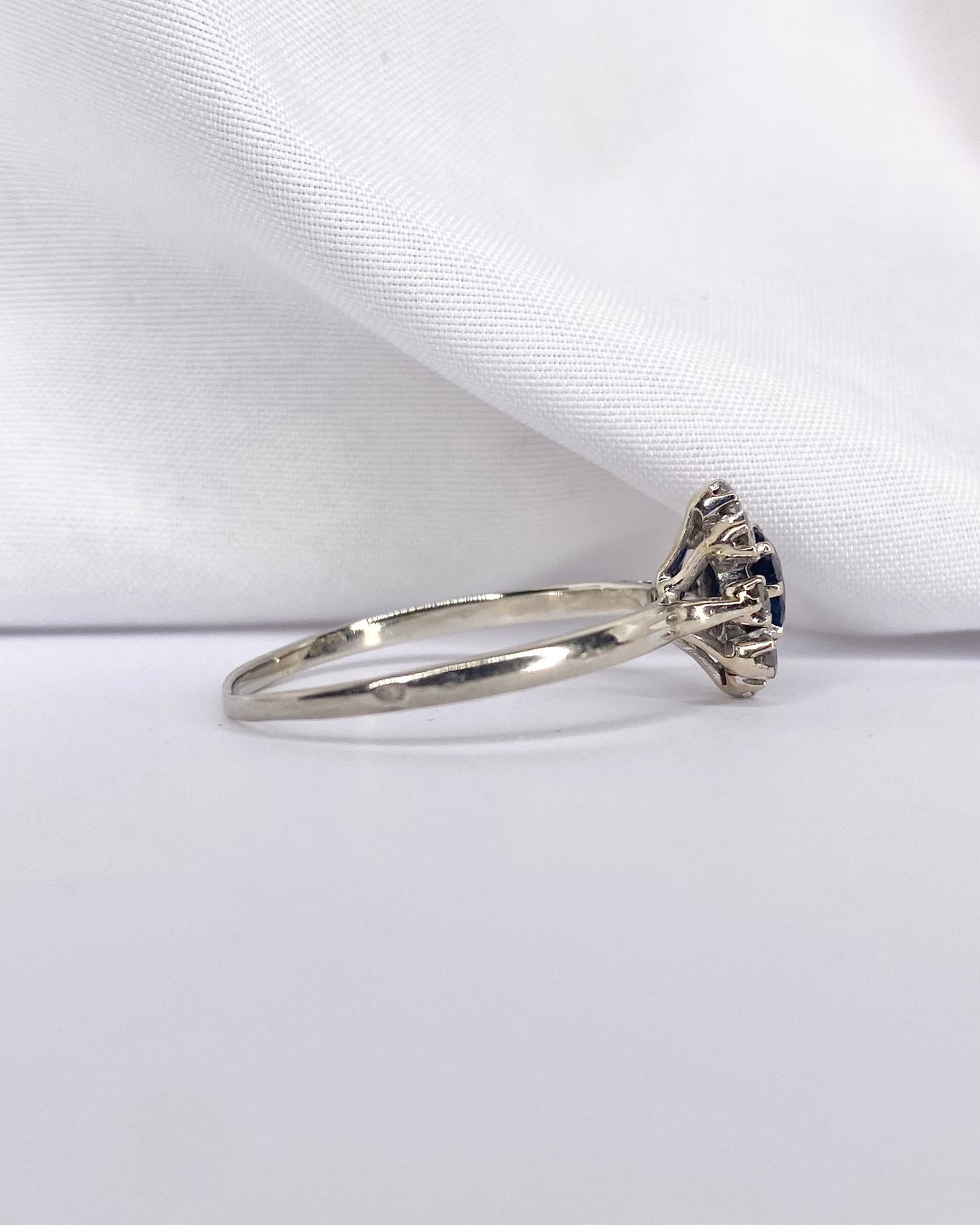 Bague Marguerite Saphir 0.60 carat & 8 Diamants "Leonor"