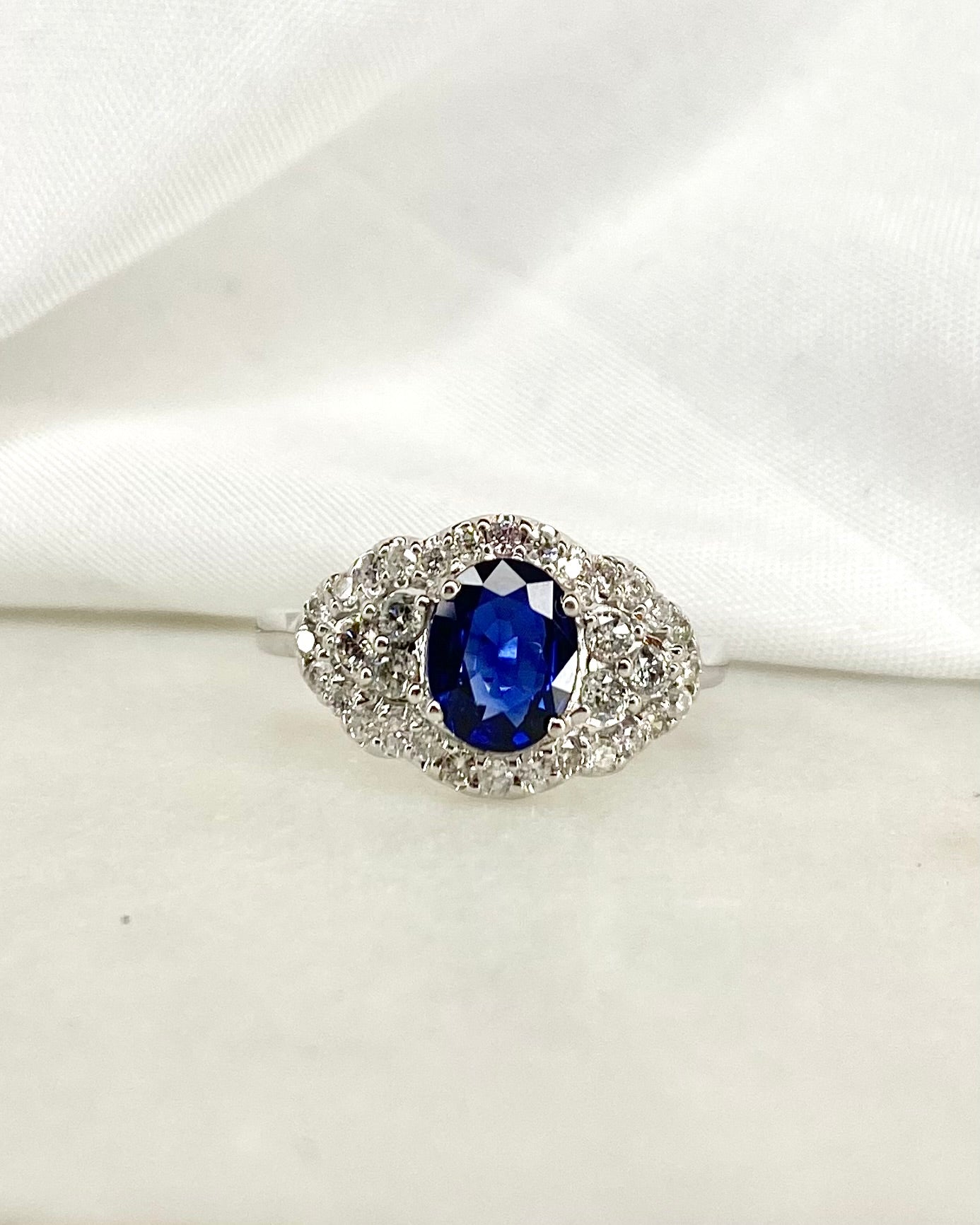 Bague Marguerite Saphir 1.06 carat & 34 Diamants 0.80 carat "Barbara"