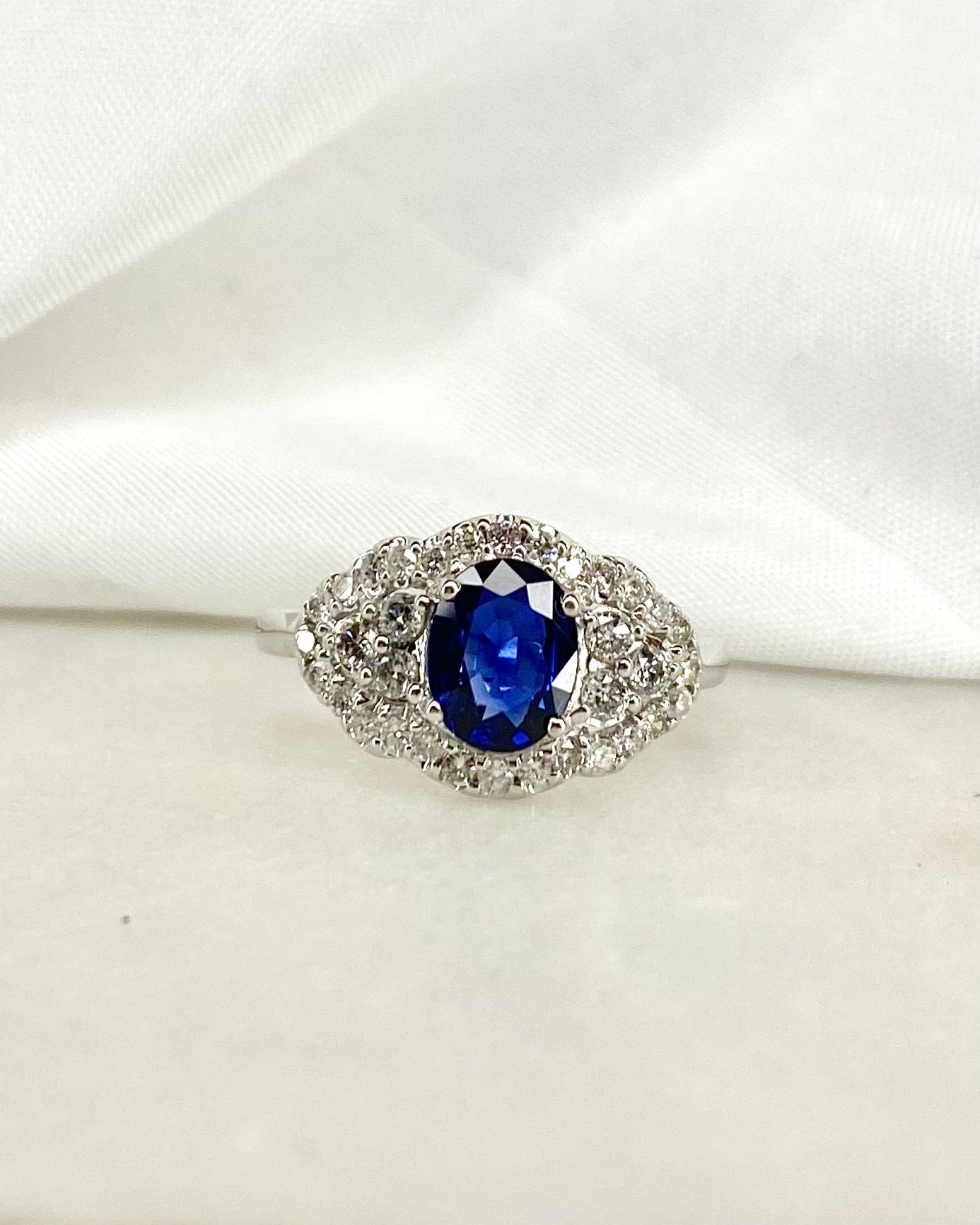 Bague Marguerite Saphir 1.06 carat & 34 Diamants 0.80 carat "Barbara"