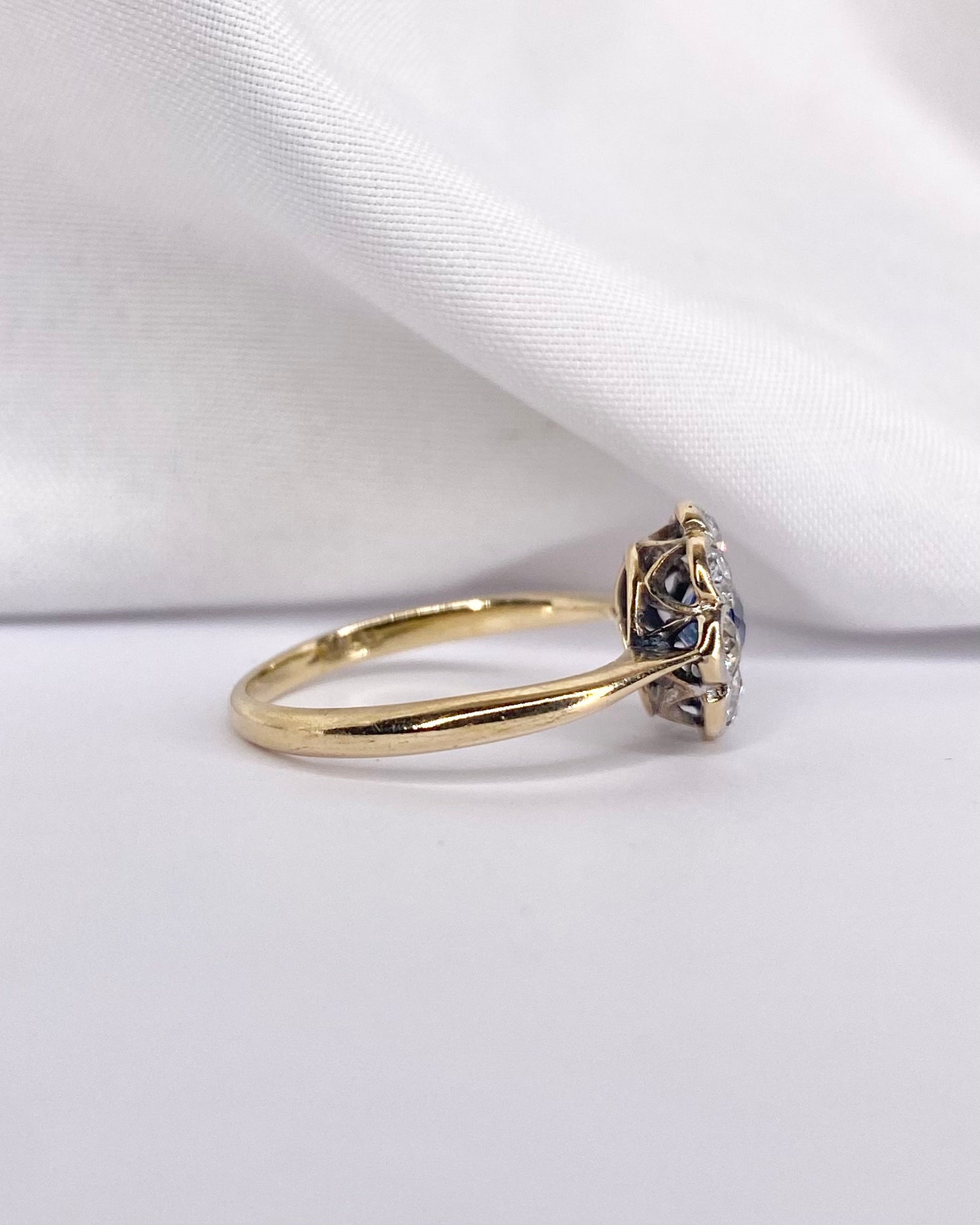 Bague Marguerite Saphir Bleu Ciel & 7 Diamants "Emeline"