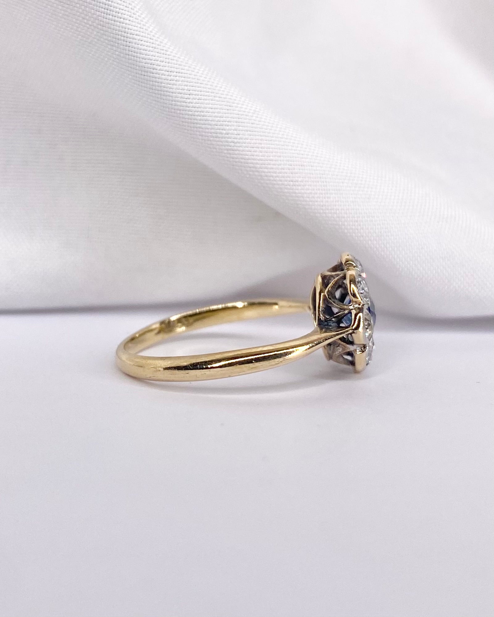 Bague Marguerite Saphir Bleu Ciel & 7 Diamants "Emeline"