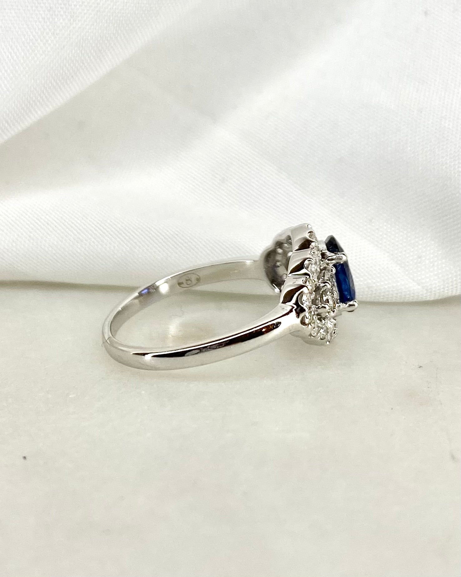 Bague Marguerite Saphir 1.06 carat & 34 Diamants 0.80 carat "Barbara"