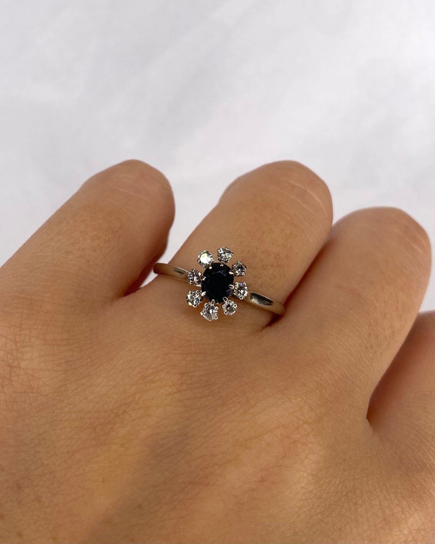 Bague Marguerite Saphir 0.60 carat & 8 Diamants "Leonor"