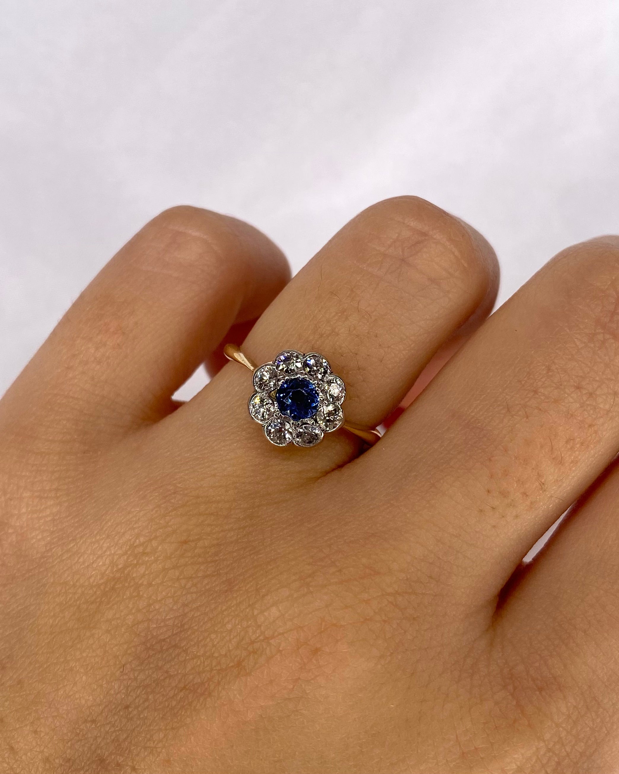 Bague Marguerite Saphir Bleu Ciel & 7 Diamants "Emeline"