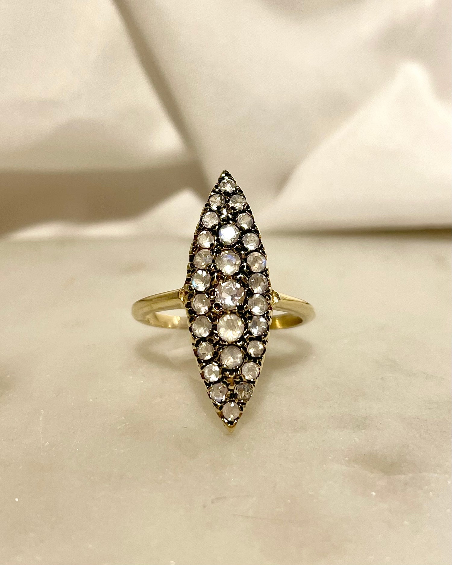 Bague Marquise 27 Pierres de Lune 0.90 carat “Luna”