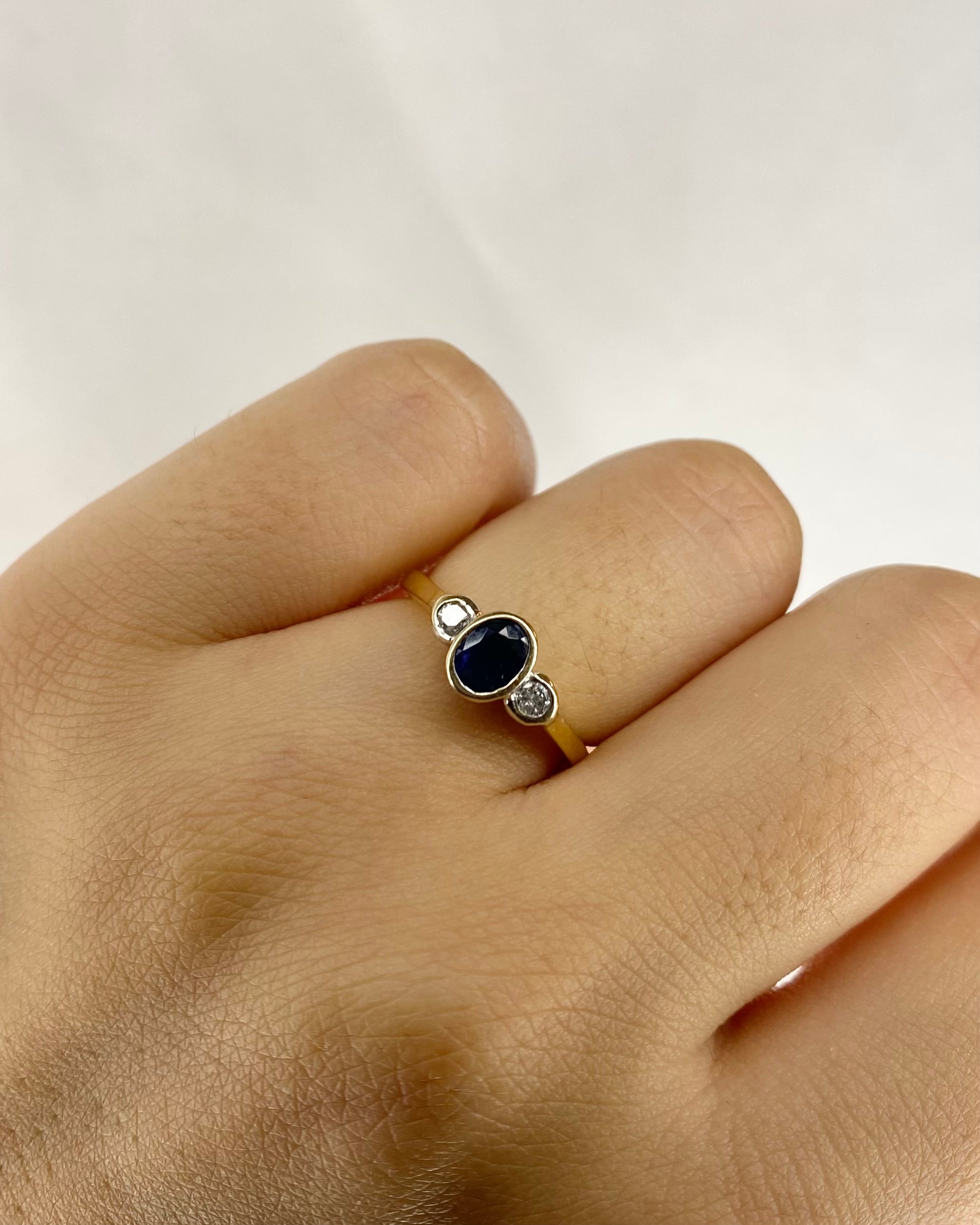 Bague Trilogie Saphir 0.45 carat & 2 Diamants "Maïlys"