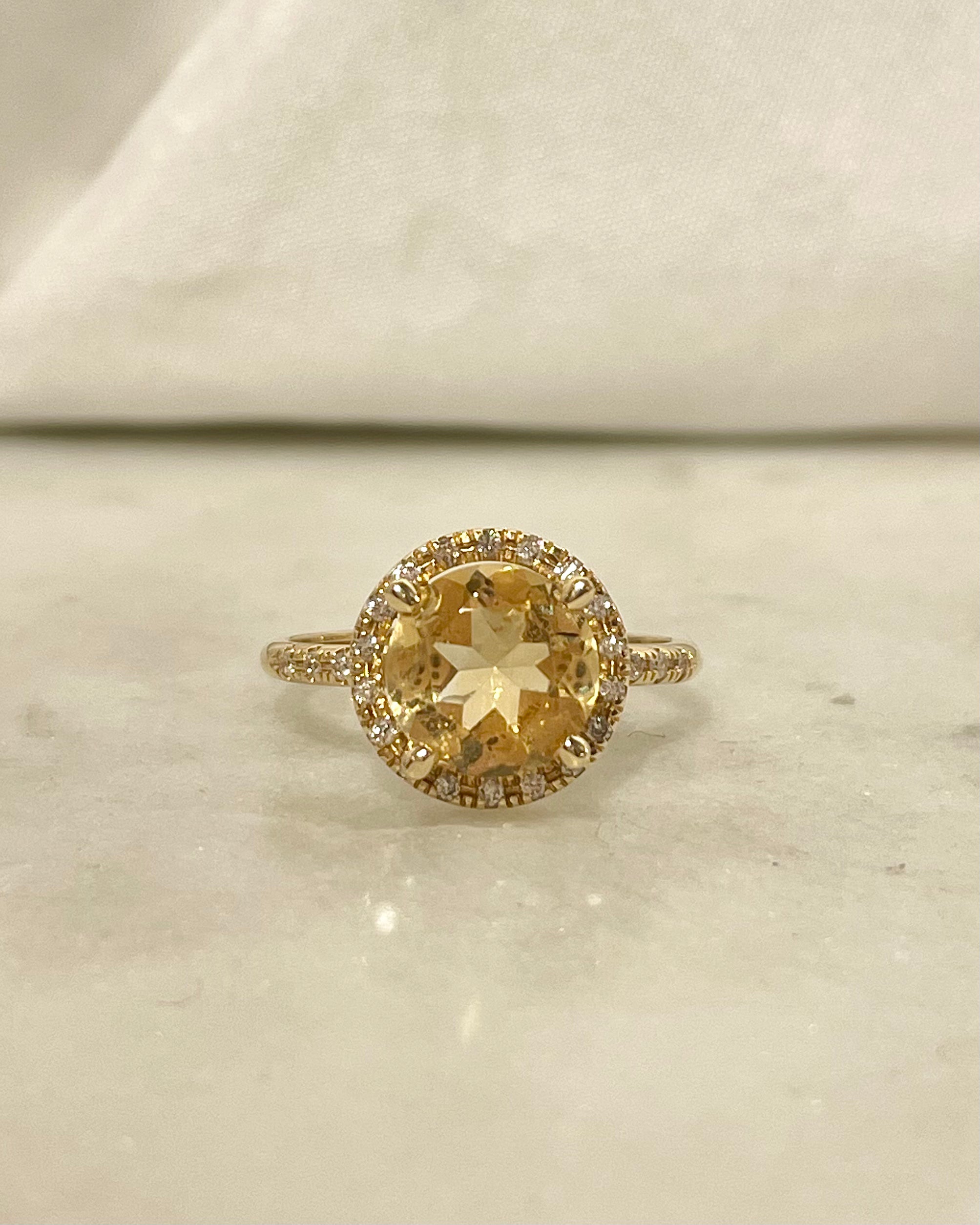 Anillo solitario citrino 1.37 quilates y 26 diamantes Mauboussin