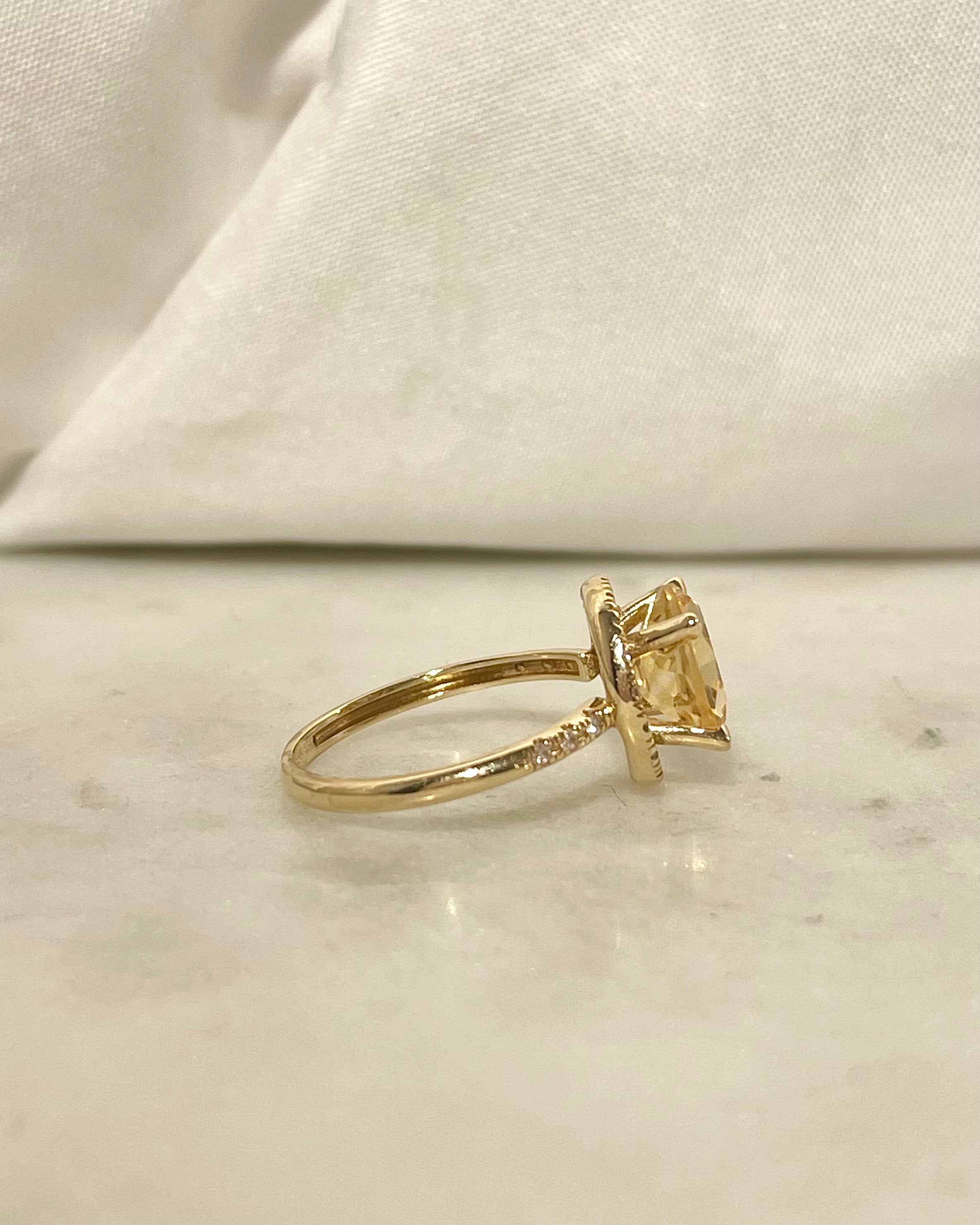 Anillo solitario citrino 1.37 quilates y 26 diamantes Mauboussin