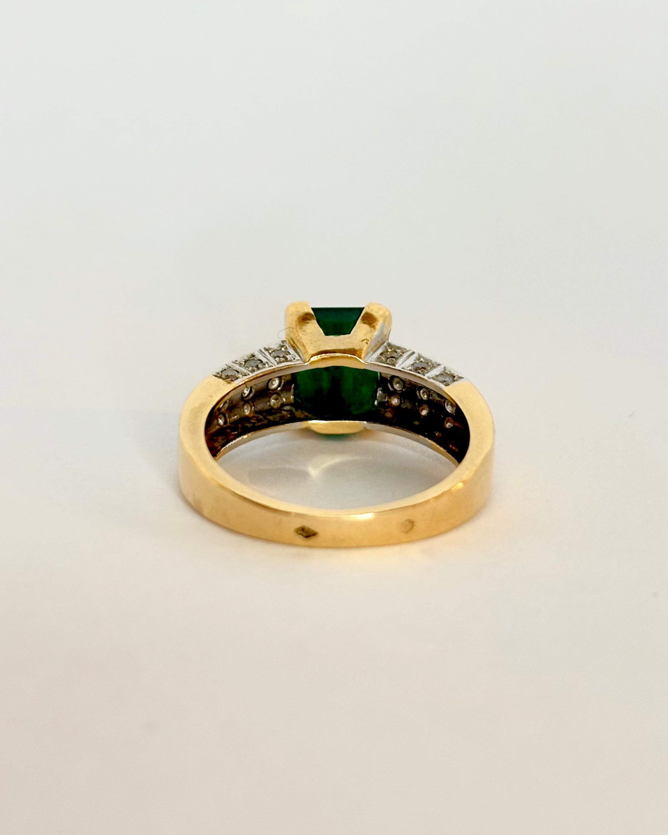 Bague Solitaire Émeraude 2.50 cts & 30 Diamants "Athéna"