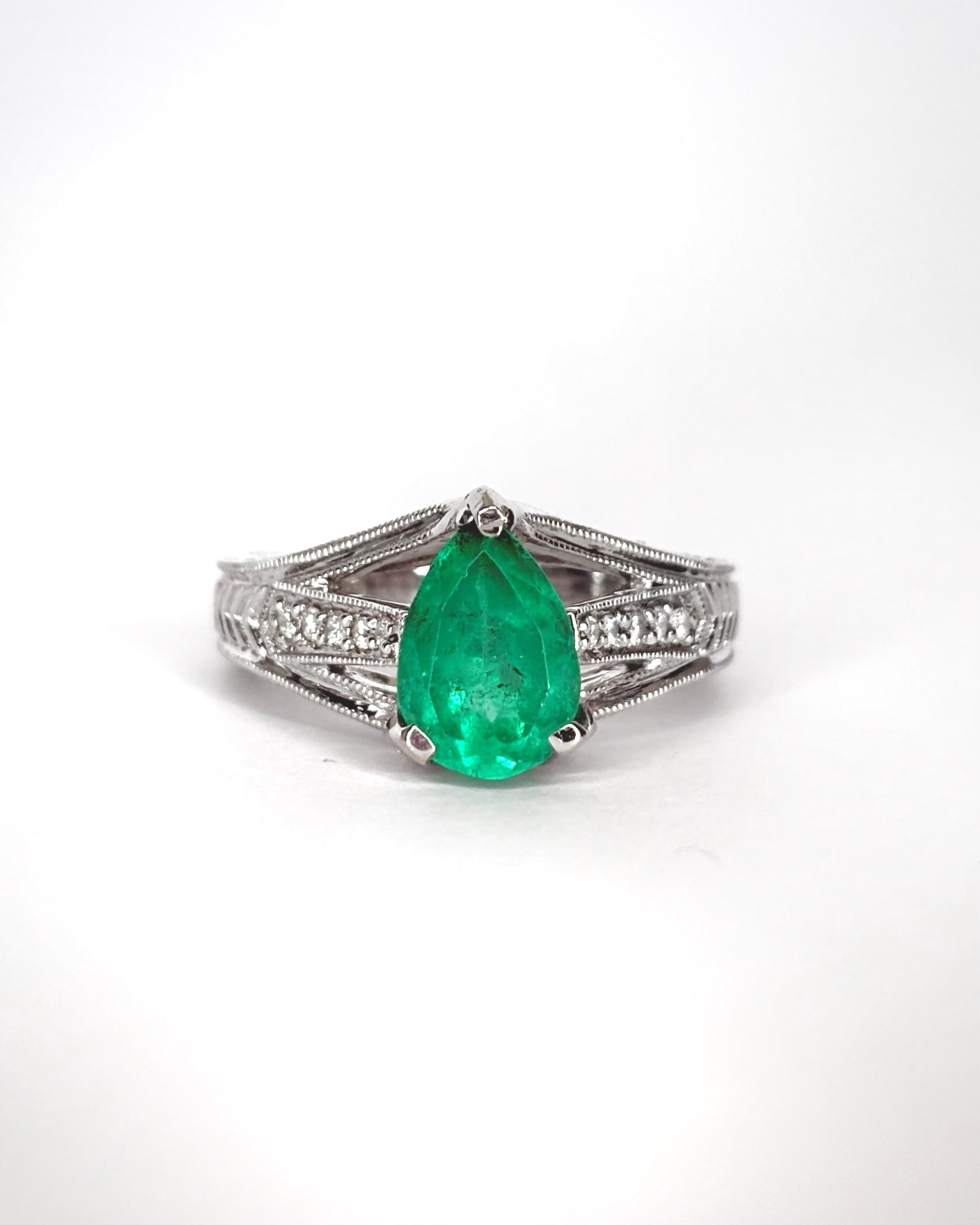 Bague Vintage Émeraude 2 cts & 33 Diamants "Gladys"