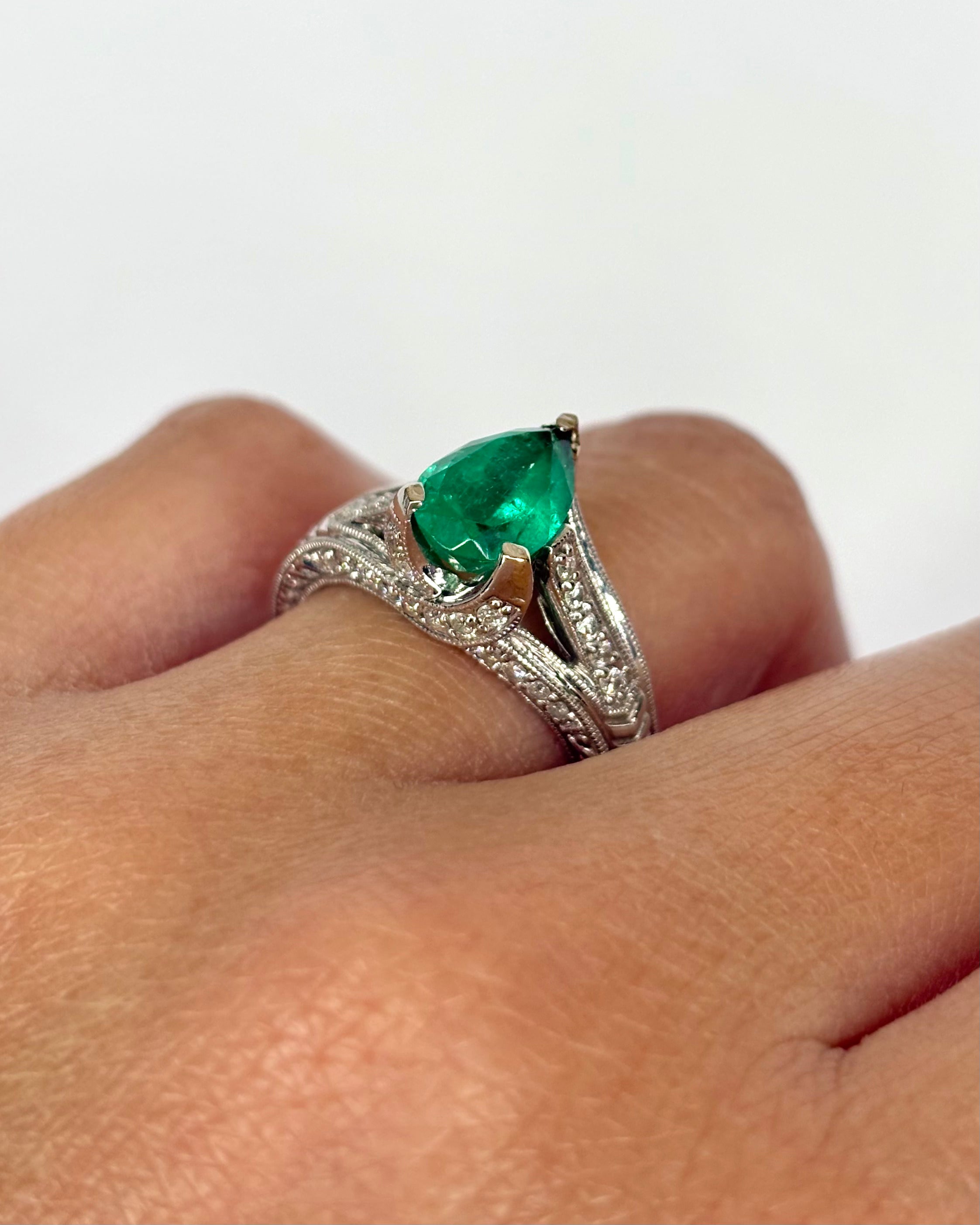 Bague Vintage Émeraude 2 cts & 33 Diamants "Gladys"
