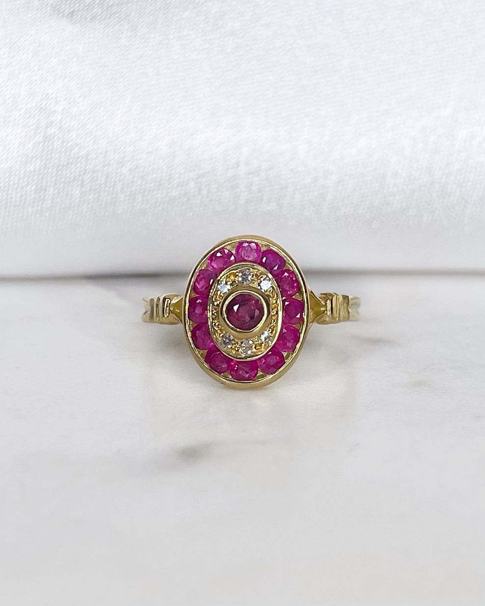 Anillo estilo Art Déco Rubí 0.76 quilates y diamantes “Héloïna”