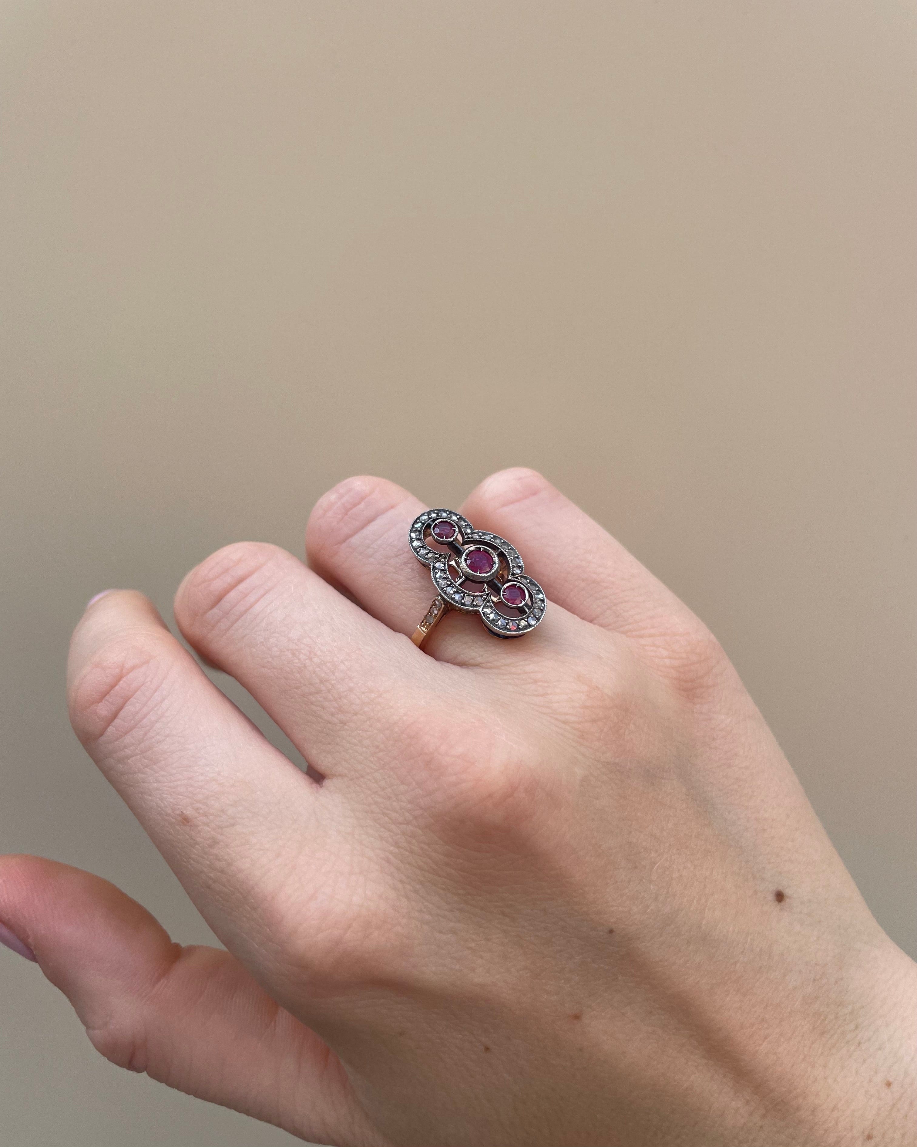 Anillo Art Déco Rubí 0.70 quilates y 42 Diamantes "Élise"