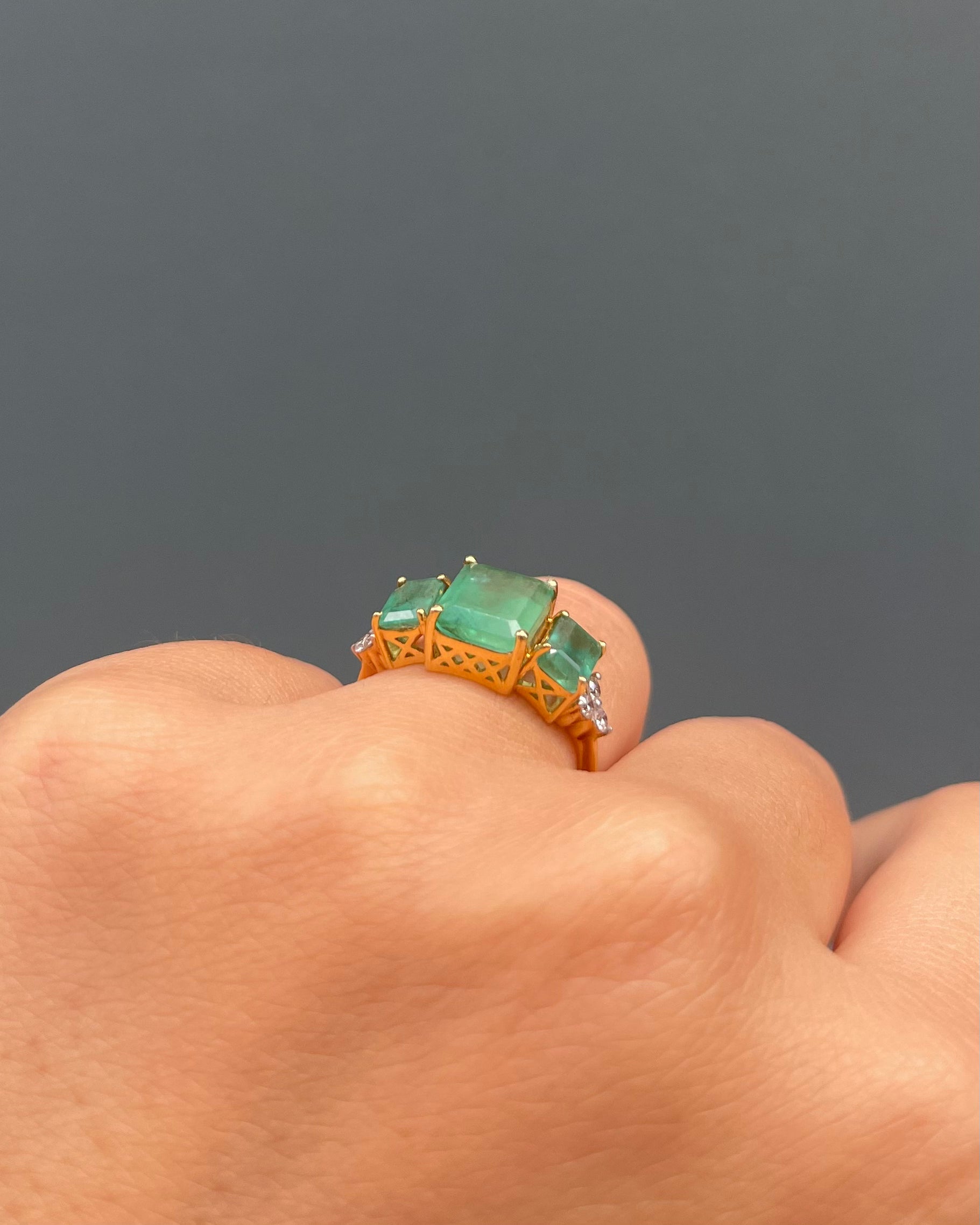 Anillo Trilogía Esmeraldas 3.10 quilates y Diamantes "Hortensia"