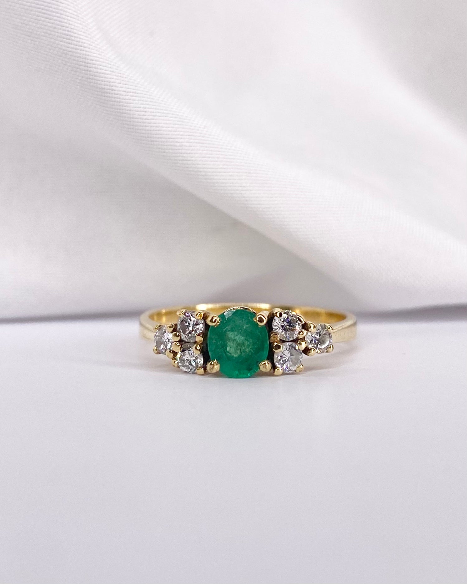 Bague Trilogie Émeraude 0.54 carat & 6 Diamants "Feriel"