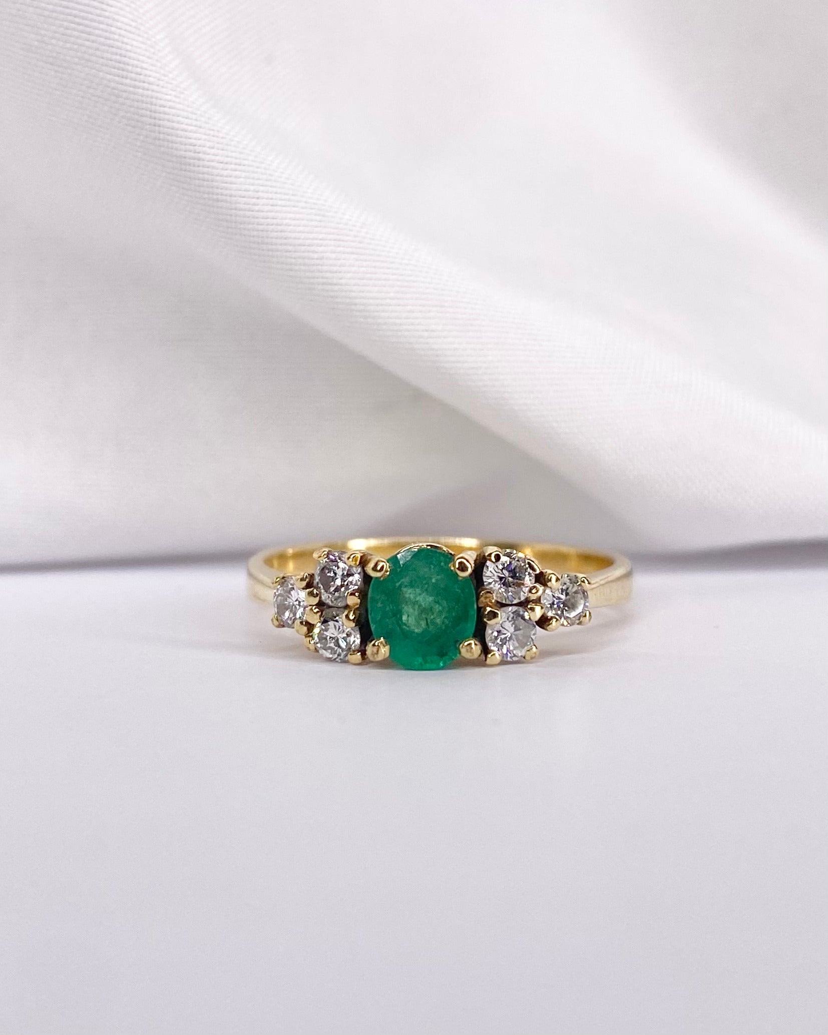 Anillo Trilogía Esmeralda 0.54 quilates y 6 Diamantes "Feriel"