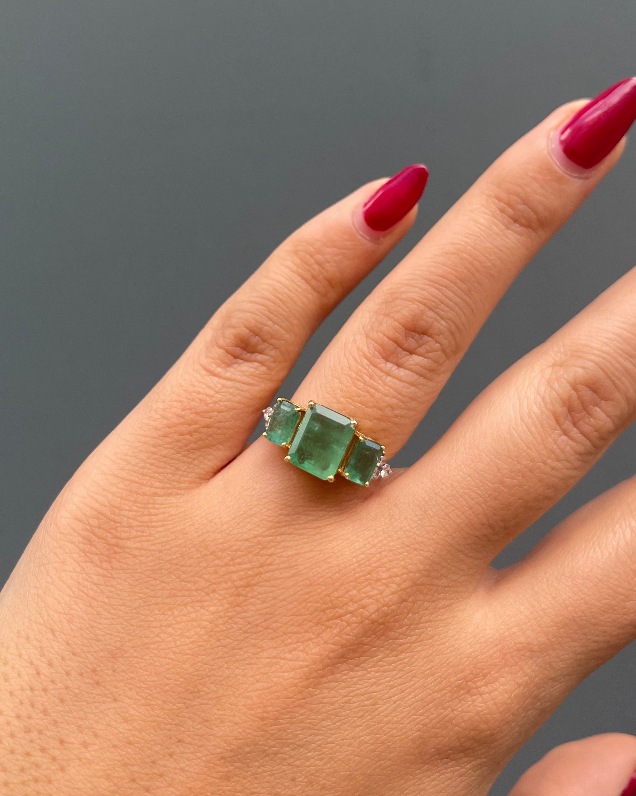 Anillo Trilogía Esmeraldas 3.10 quilates y Diamantes "Hortensia"
