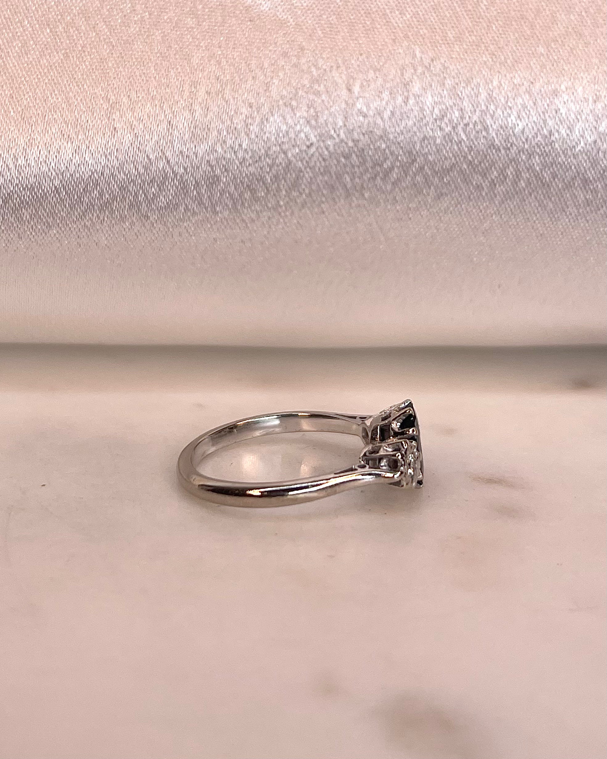 Anillo Trilogía Zafiro 1.15 quilates y Diamantes "Nayda"