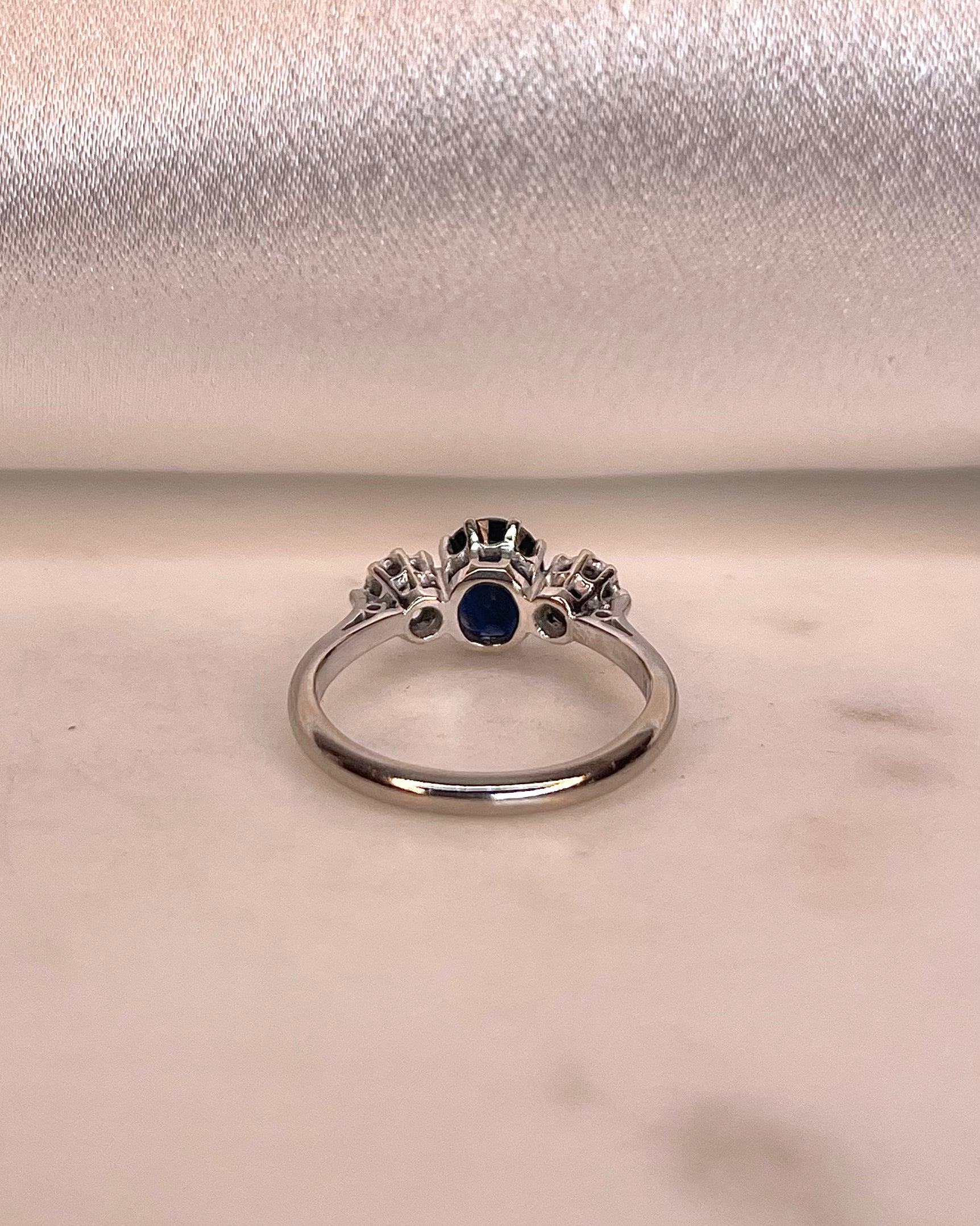Anillo Trilogía Zafiro 1.15 quilates y Diamantes "Nayda"