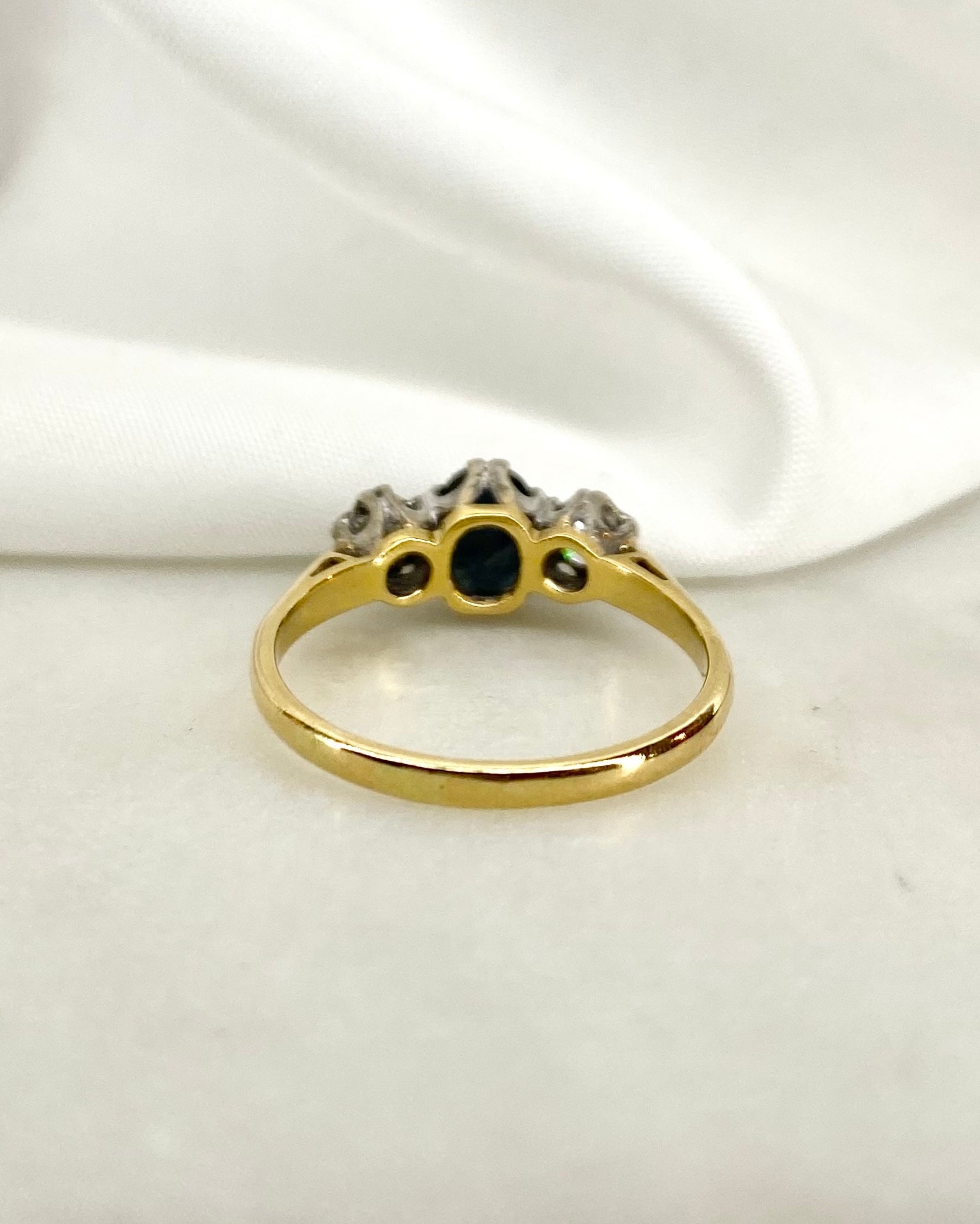 Bague Trilogie Saphir 1.10 carat & Diamants 0.30 carat "Oriana"