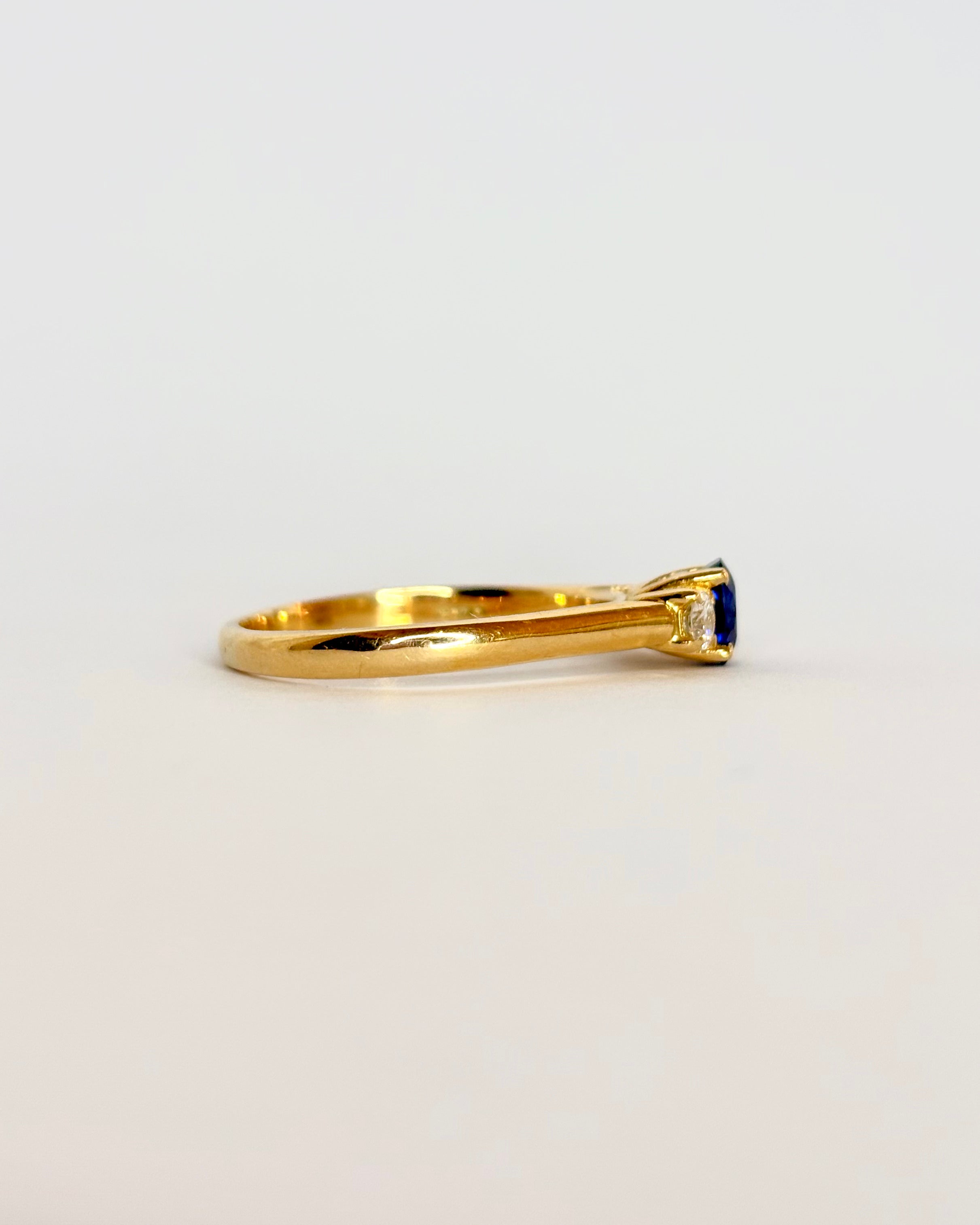 Anillo Trilogía Zafiro 0.52 ct y Diamantes 0.20 ct "Evi"