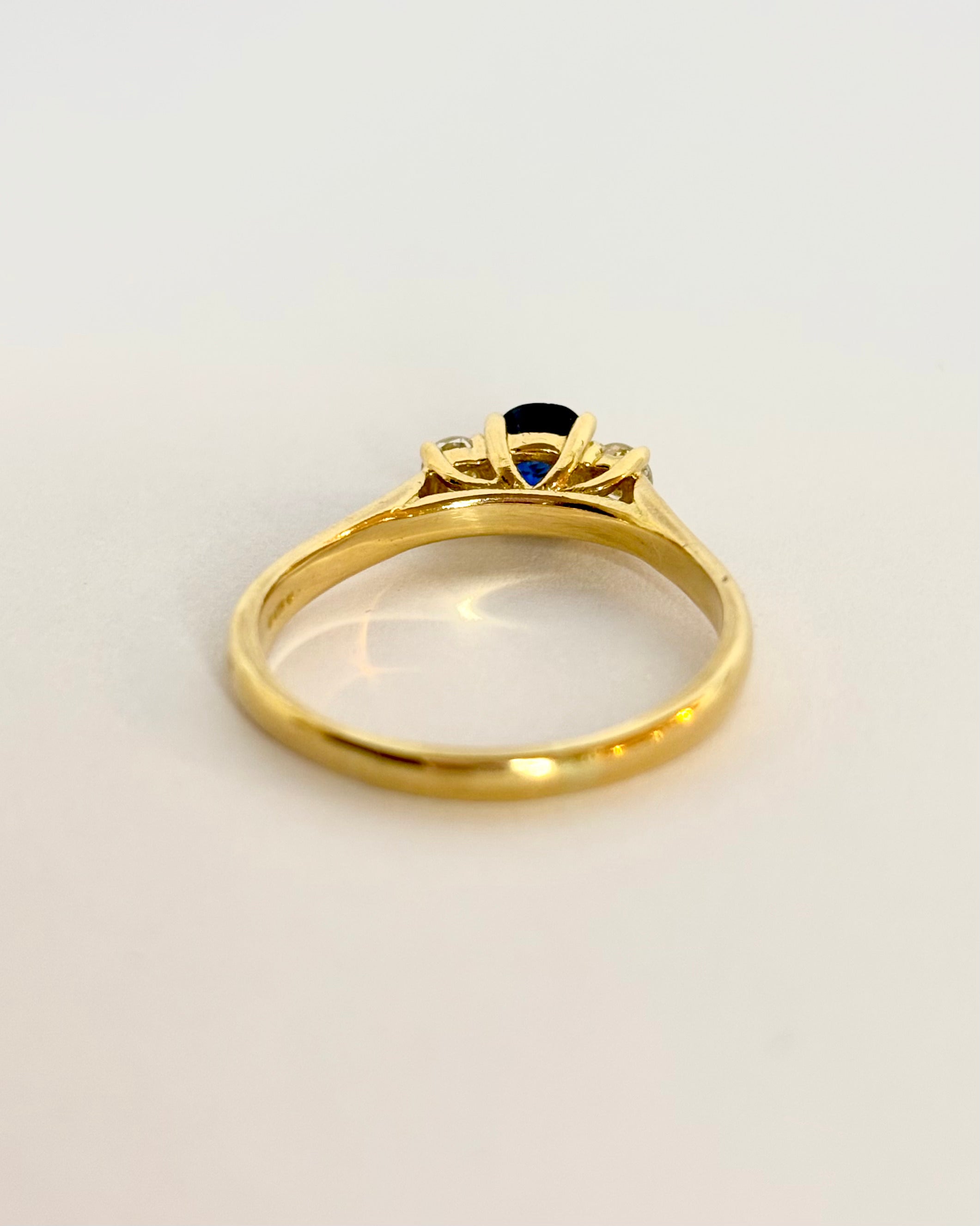 Anillo Trilogía Zafiro 0.52 ct y Diamantes 0.20 ct "Evi"