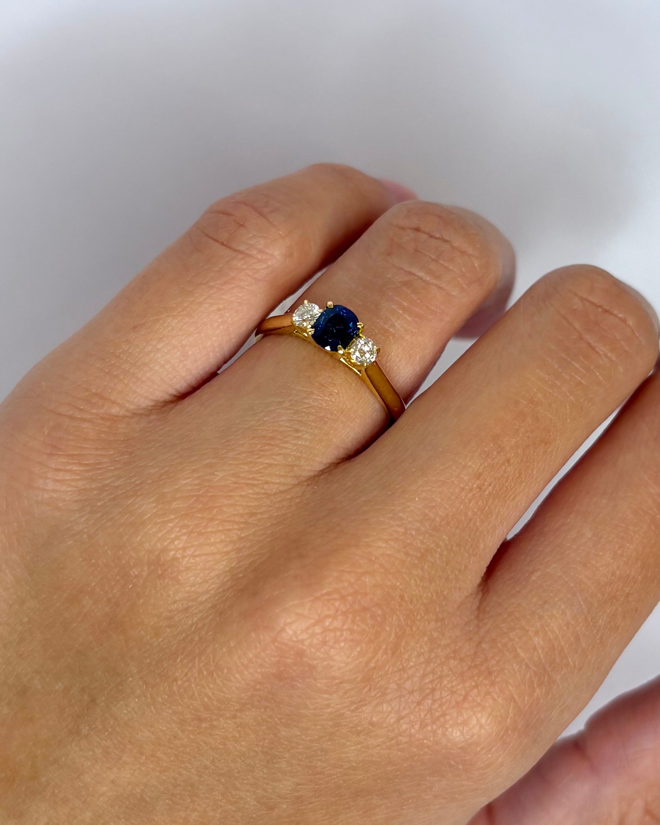 Anillo Trilogía Zafiro 0.52 ct y Diamantes 0.20 ct "Evi"
