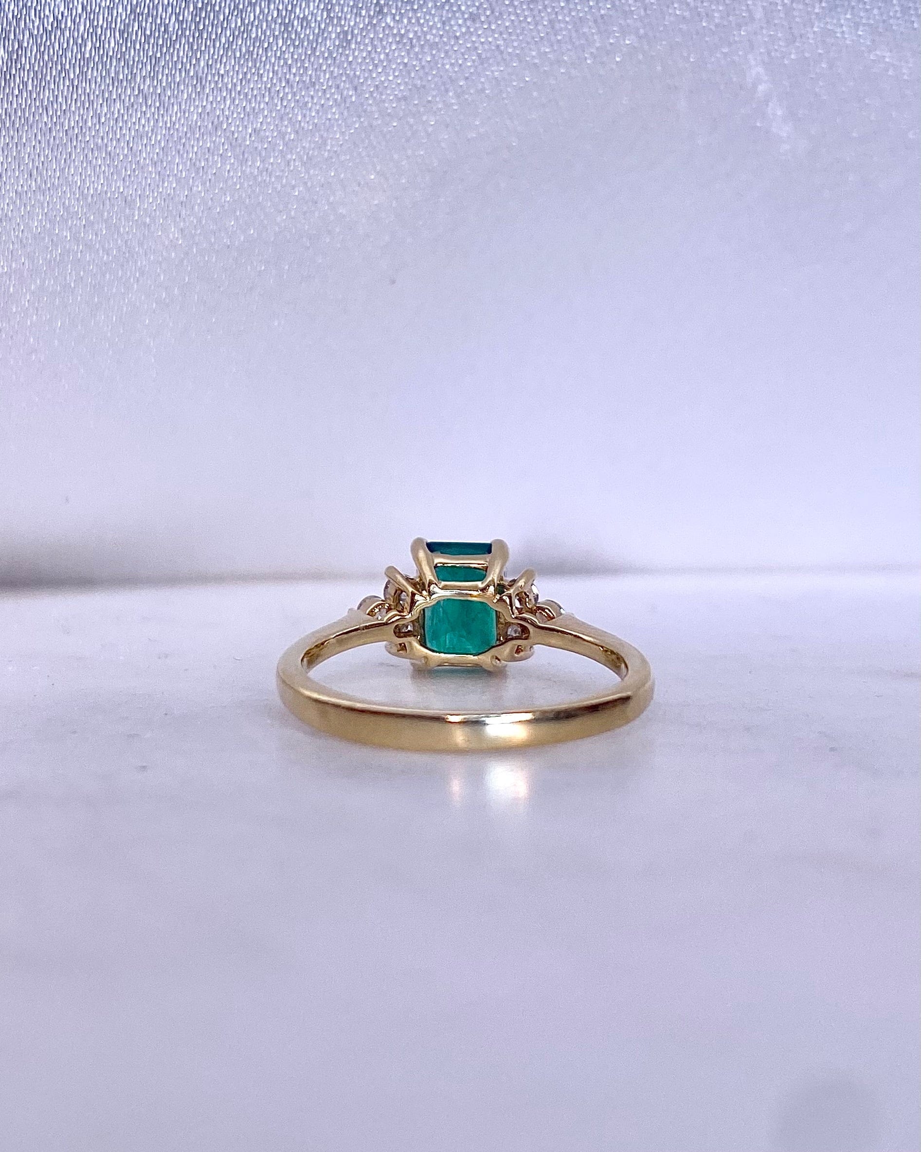Anillo Trilogía Esmeralda 1.10 quilates y Diamantes “Sierra”