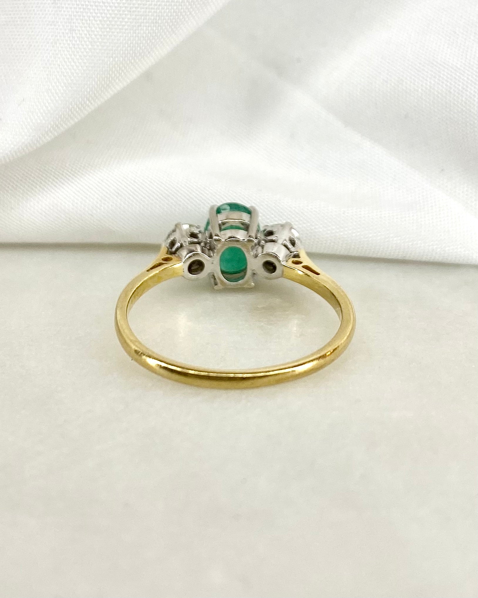 Bague Trilogie Émeraude 0.84 carat & Diamants 0.30 carat "Ivy"