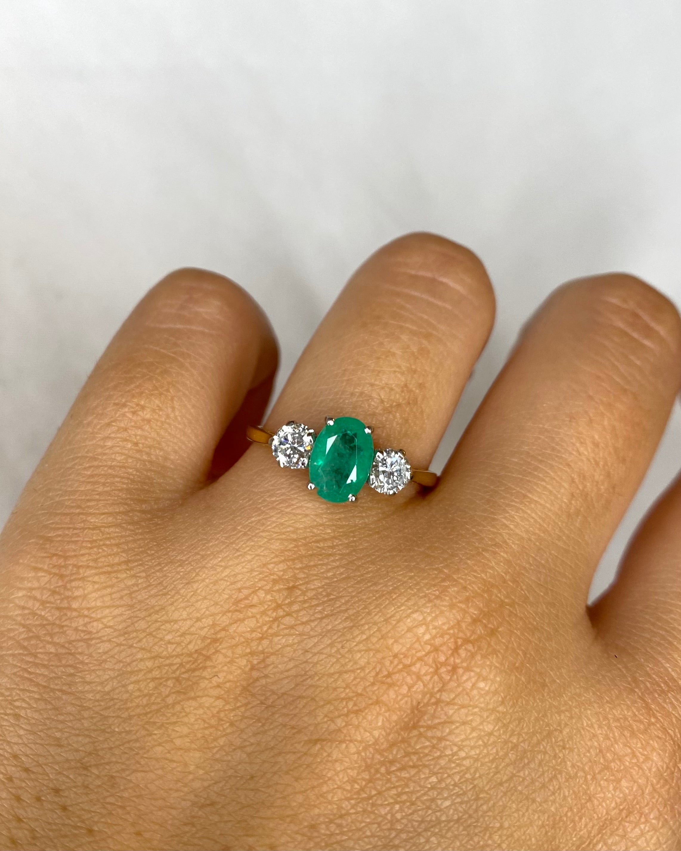 Bague Trilogie Émeraude 0.84 carat & Diamants 0.30 carat "Ivy"