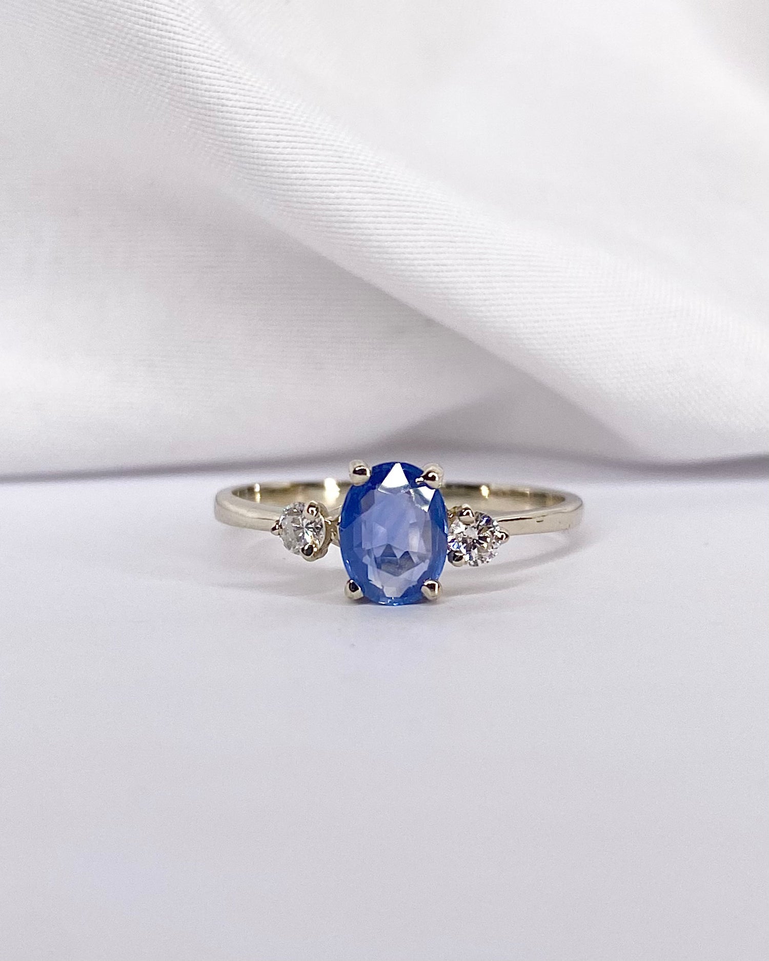 Bague Trilogie Saphir Bleu Ciel 0.82 carat & Diamants "Adeline"
