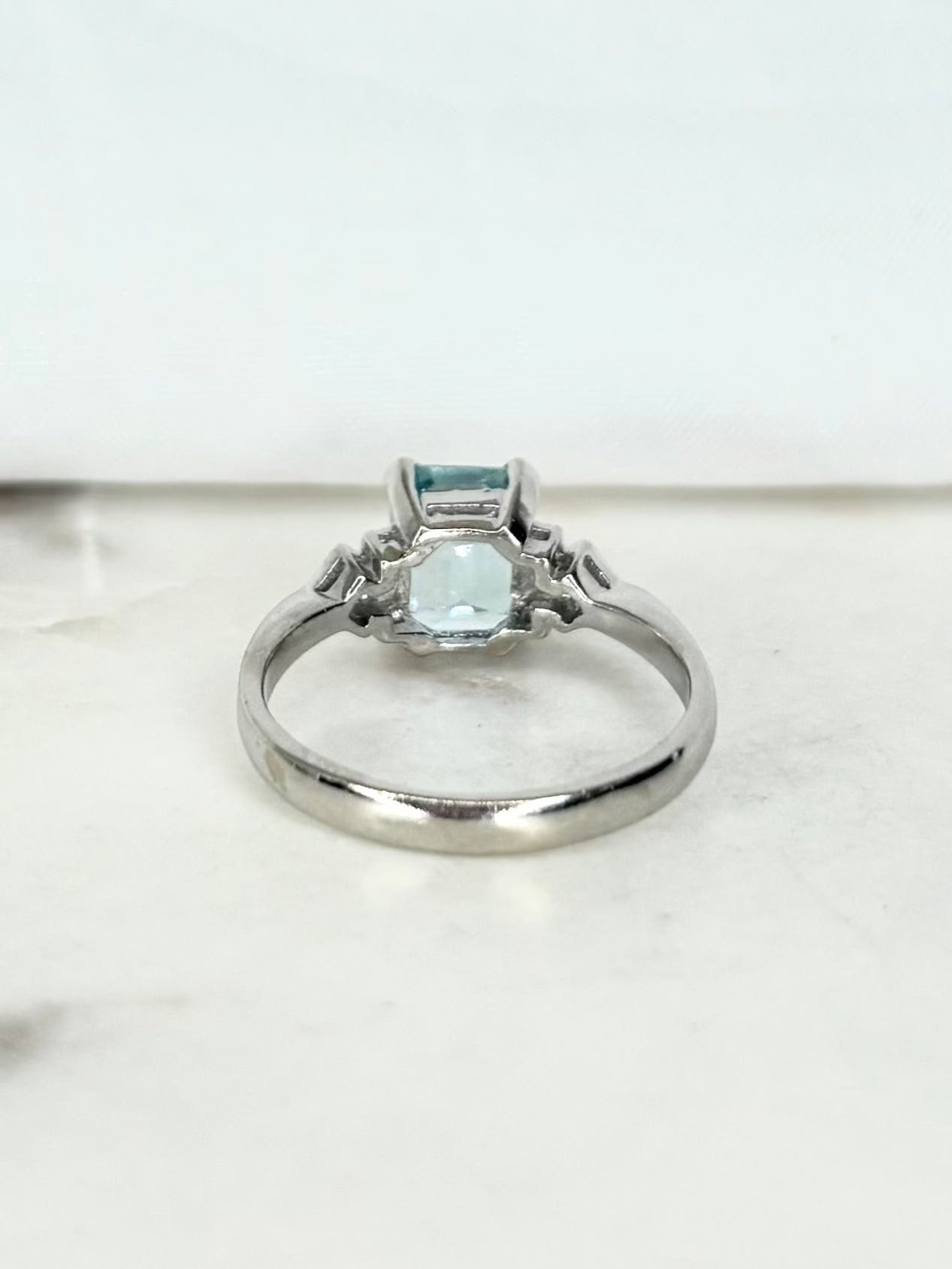 Anillo Trilogía Estilo Art Déco Aguamarina y Diamantes "Angelia"