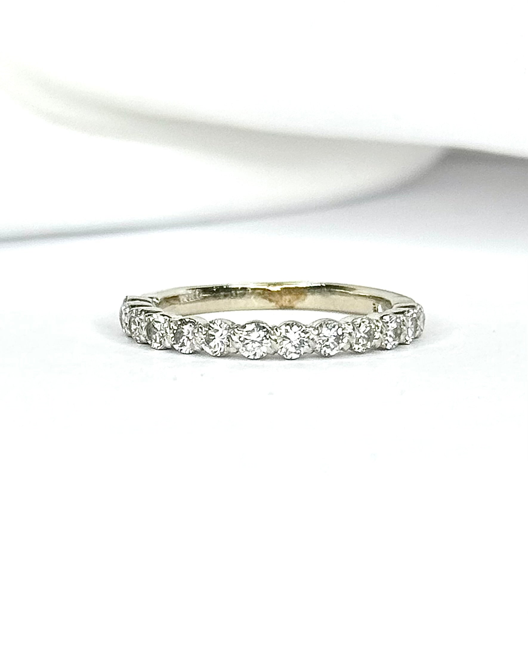 Media alianza con diamantes 0.65 quilates 2.5 mm "Mia"