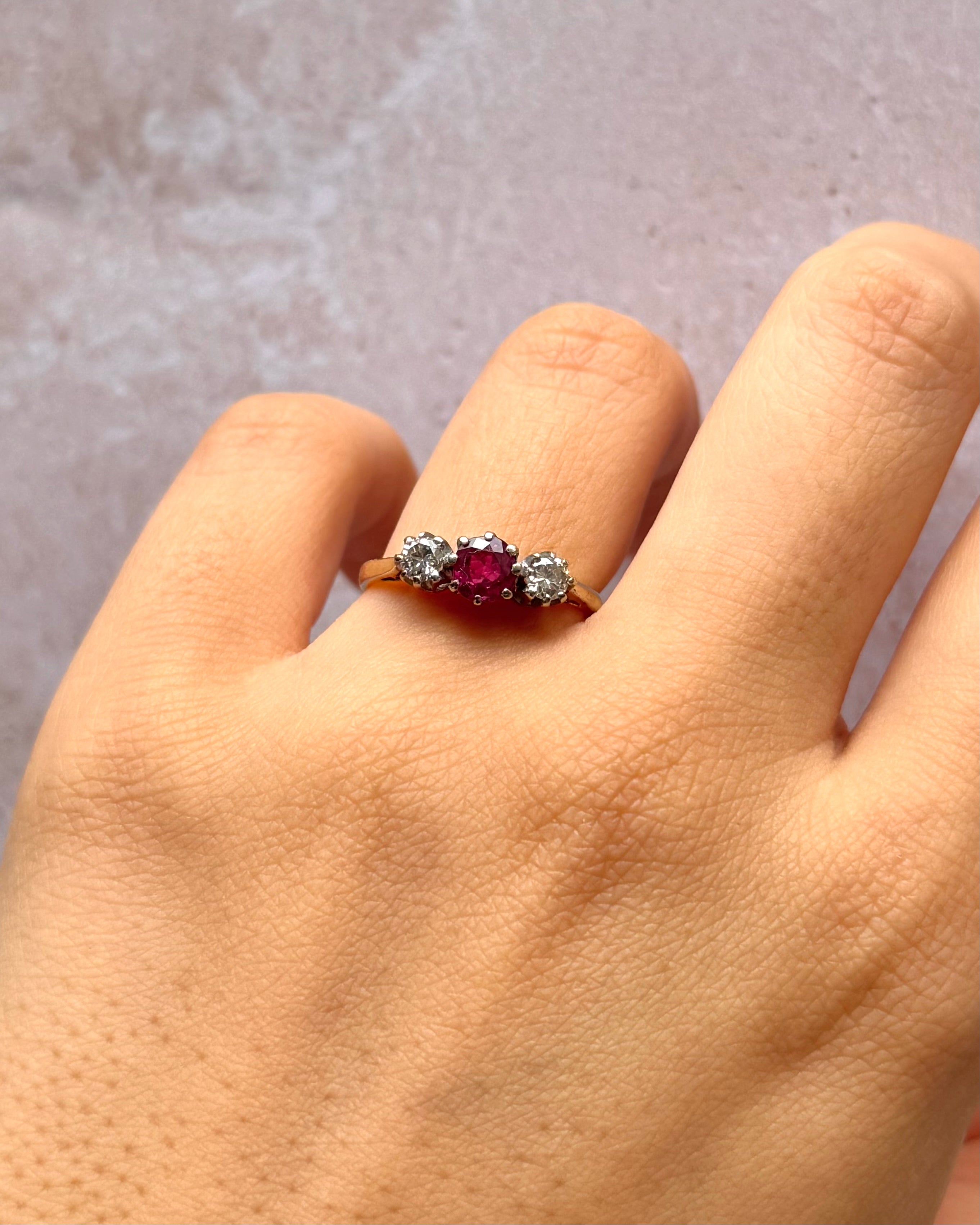 Bague trilogie Rubis 0.62 carat & Diamants 0.20 carat "Célia"