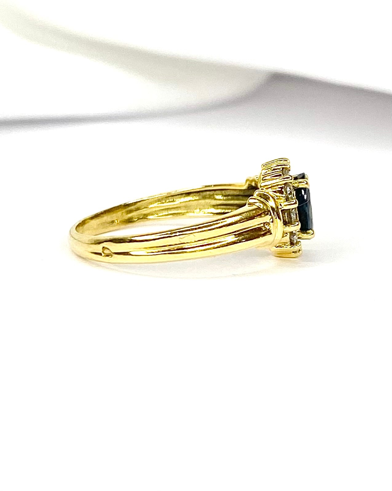 Marguerite Ring Sapphire 0.50 carat & Diamonds 0.30 carat "Lynn"