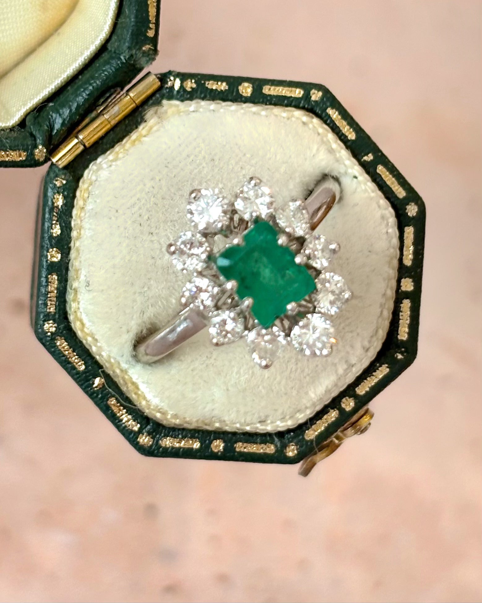 Bague Marguerite Émeraude 0.85 carat & Diamants 0.78 carat "Alice"