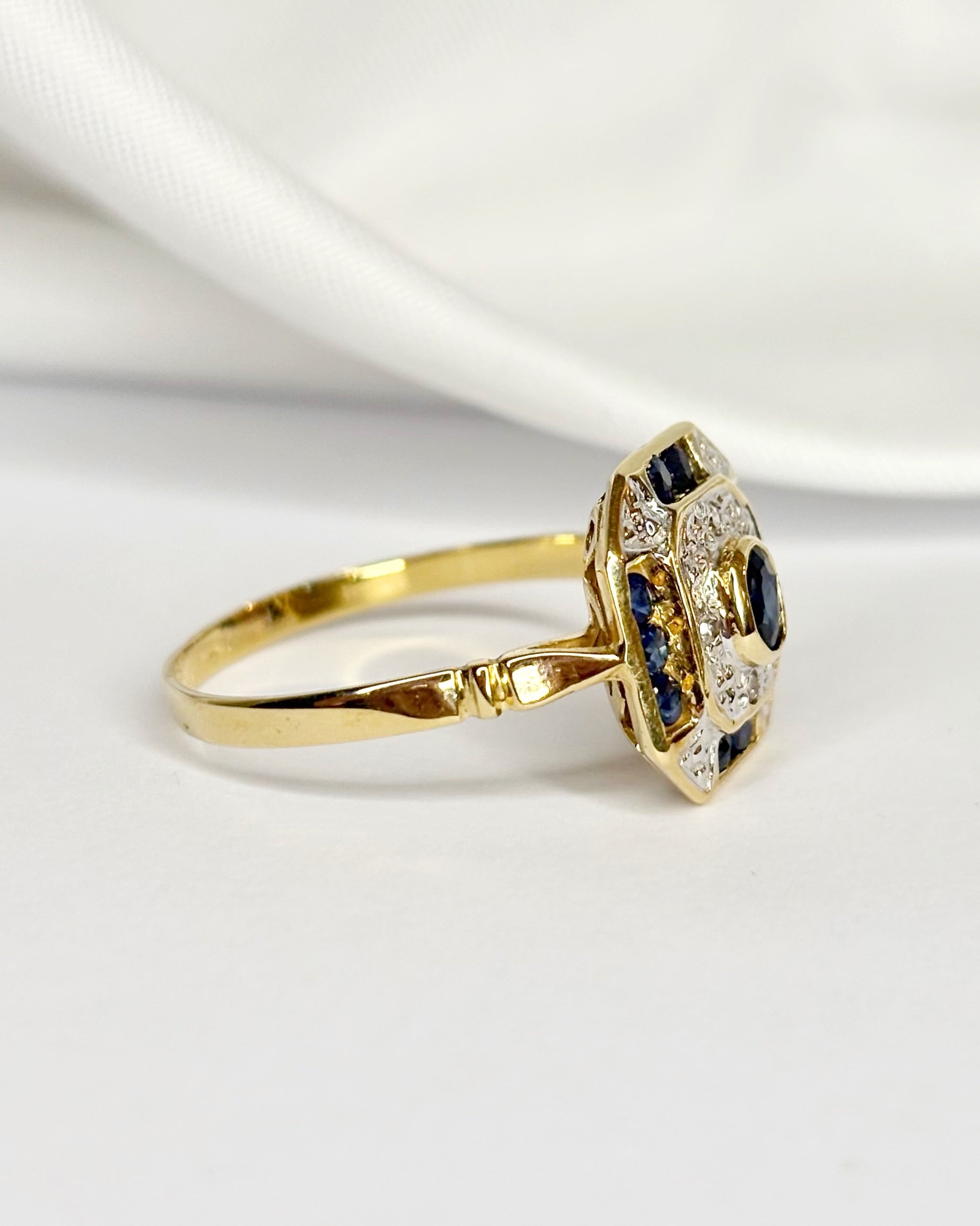 Bague Style Art-Déco Saphir 0.55 carat & Diamants "Enes"