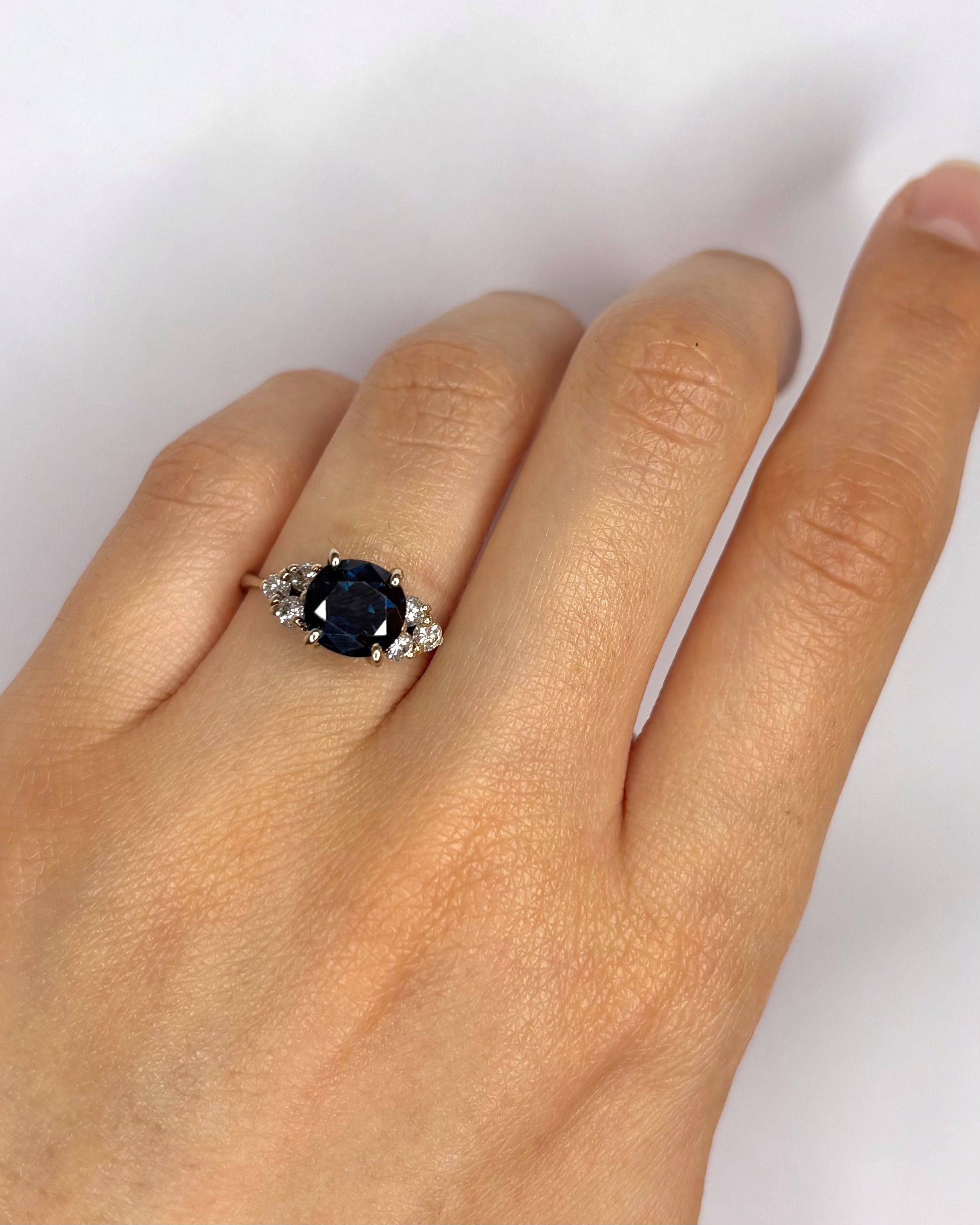Bague Trilogie Saphir 2.60 carats & Diamants 0.36 carat "Émilie" - Elliade Paris