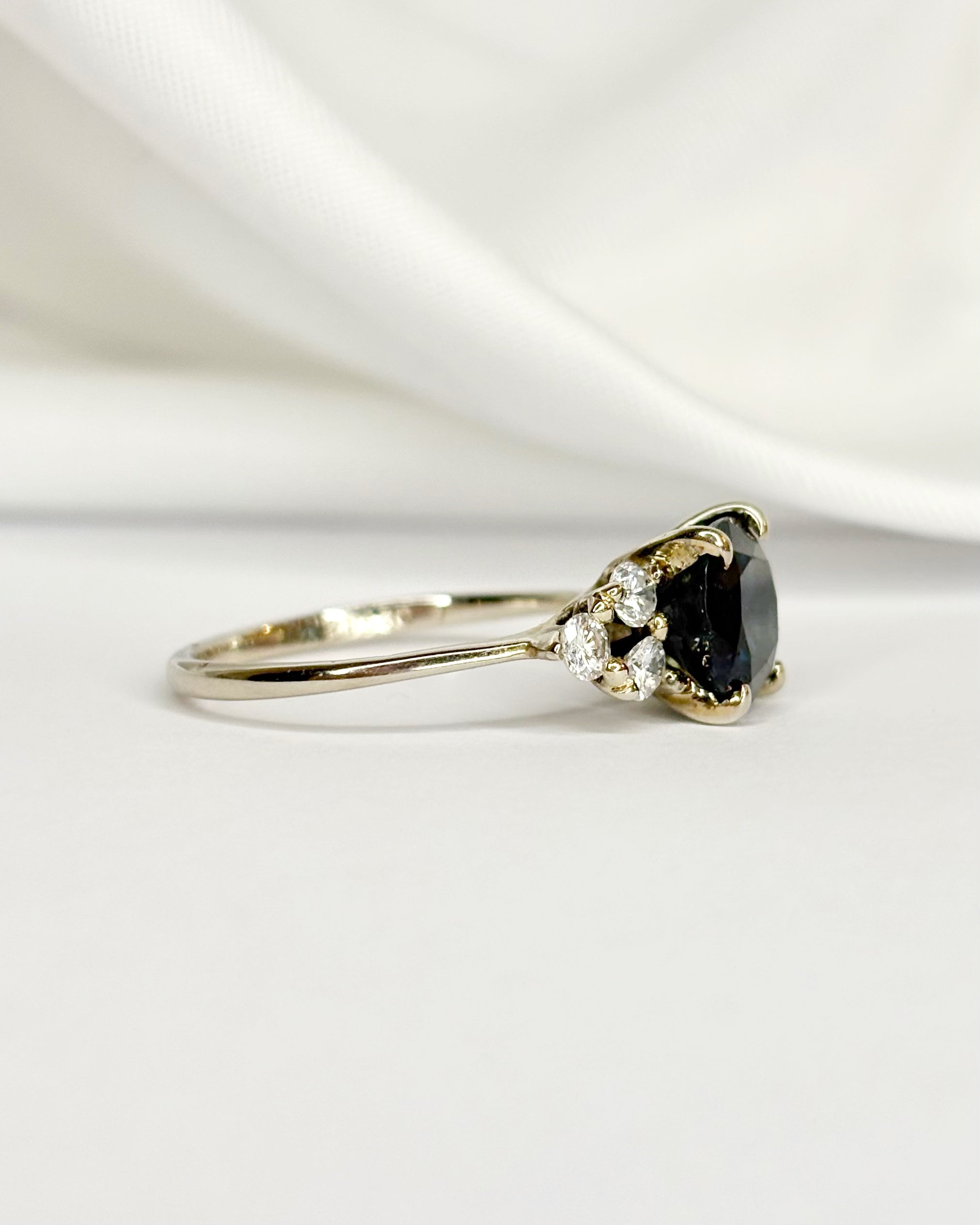 Anillo Trilogía Zafiro 2.60 quilates y Diamantes 0.36 quilates "Émilie"