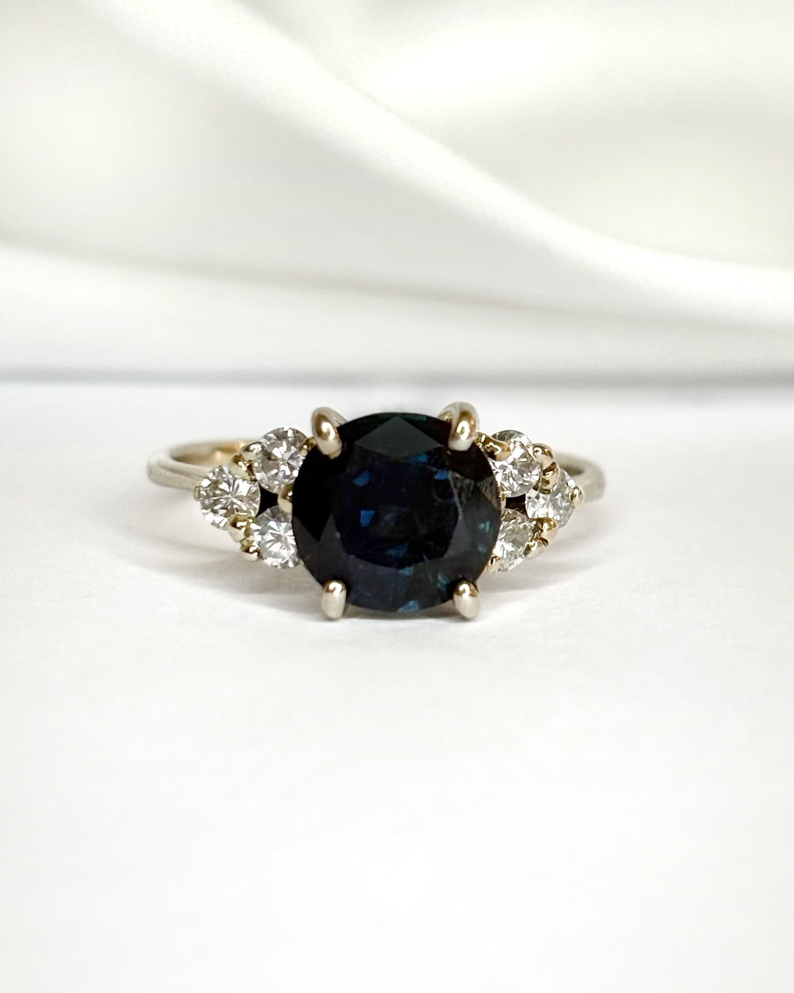 Bague Trilogie Saphir 2.60 carats & Diamants 0.36 carat "Émilie" - Elliade Paris