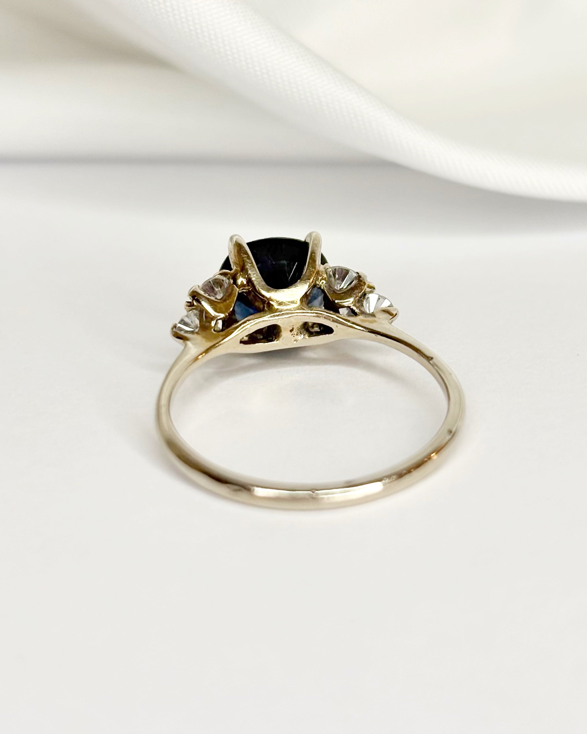 Anillo Trilogía Zafiro 2.60 quilates y Diamantes 0.36 quilates "Émilie"