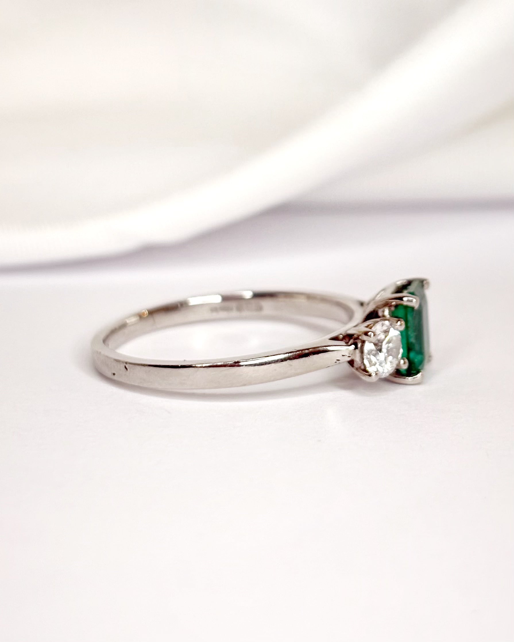 Anillo Trilogía Esmeralda 1.10 quilates y Diamantes 0.60 quilates "Billy"