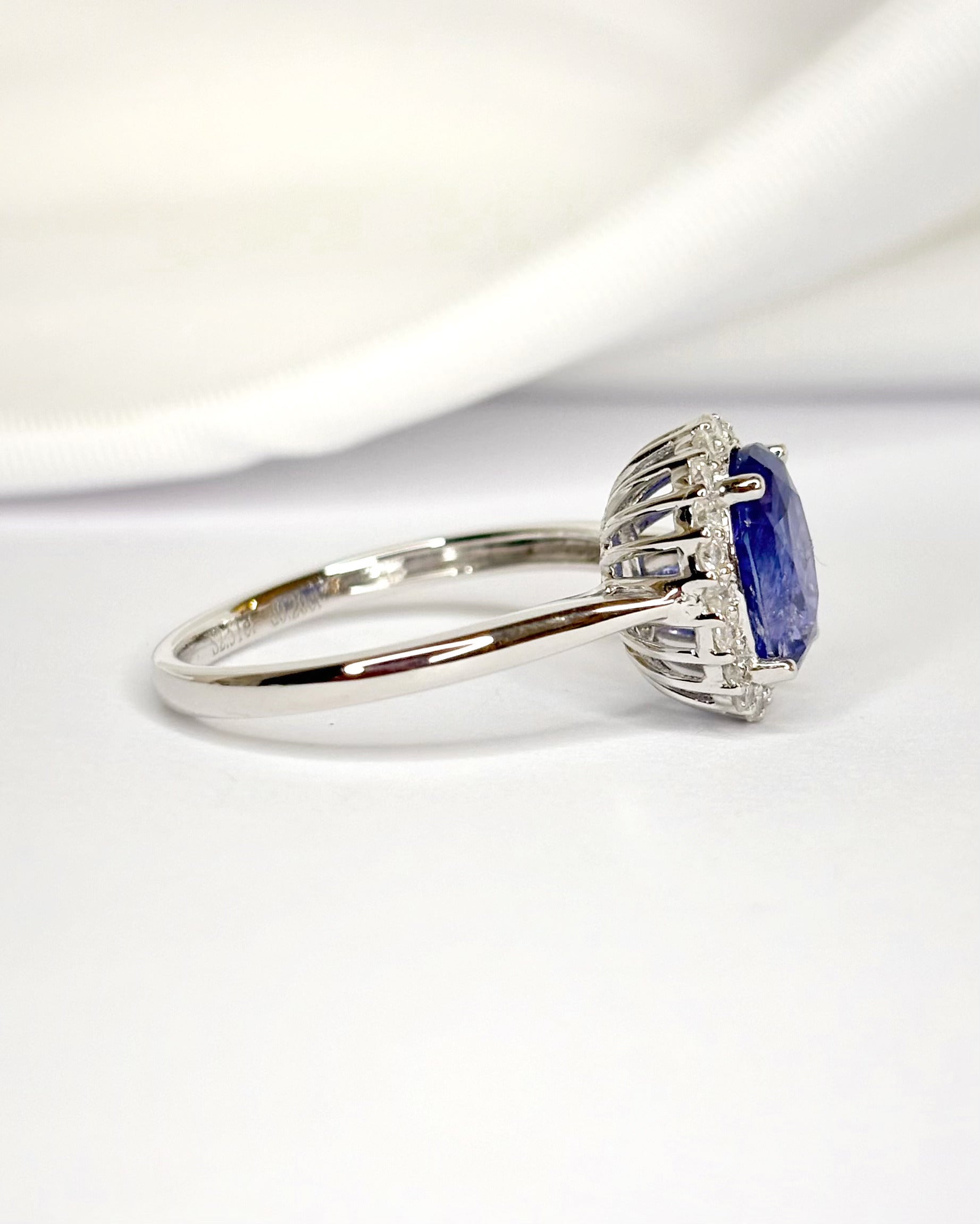 Bague Marguerite Saphir Ceylan 2.51 carats & Diamants 0.20 carat "Lana"