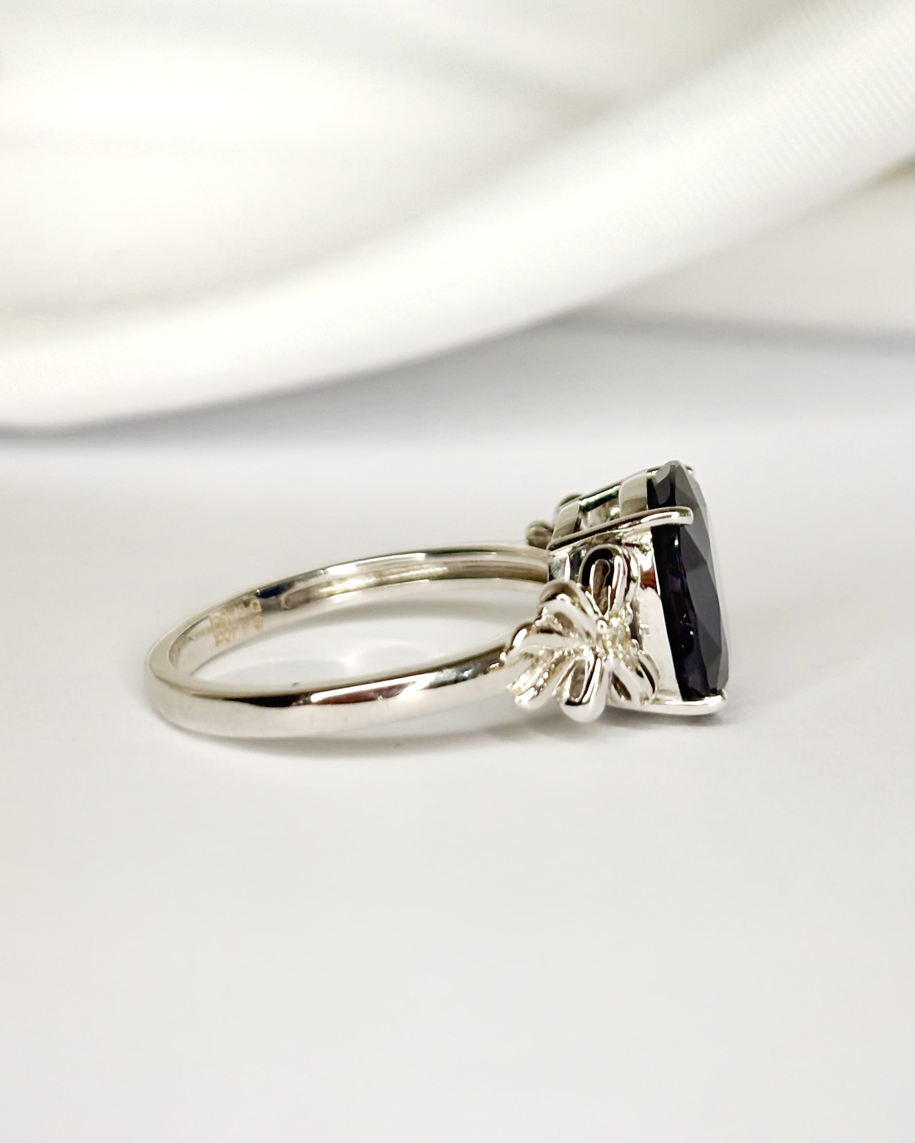 Solitaire Sapphire Ring 4.40 Carats & Diamonds "Camélia"