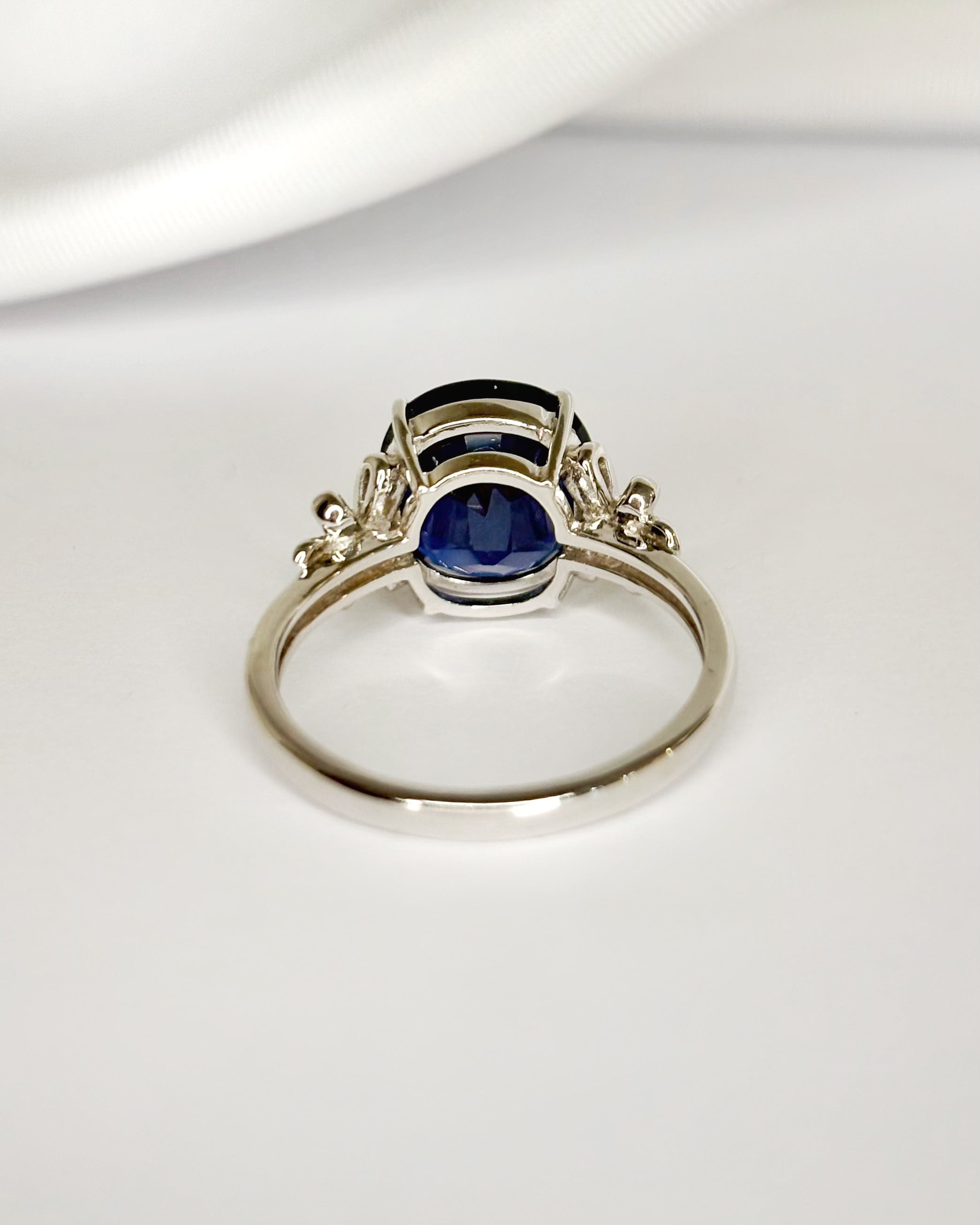 Solitaire Sapphire Ring 4.40 Carats & Diamonds "Camélia"