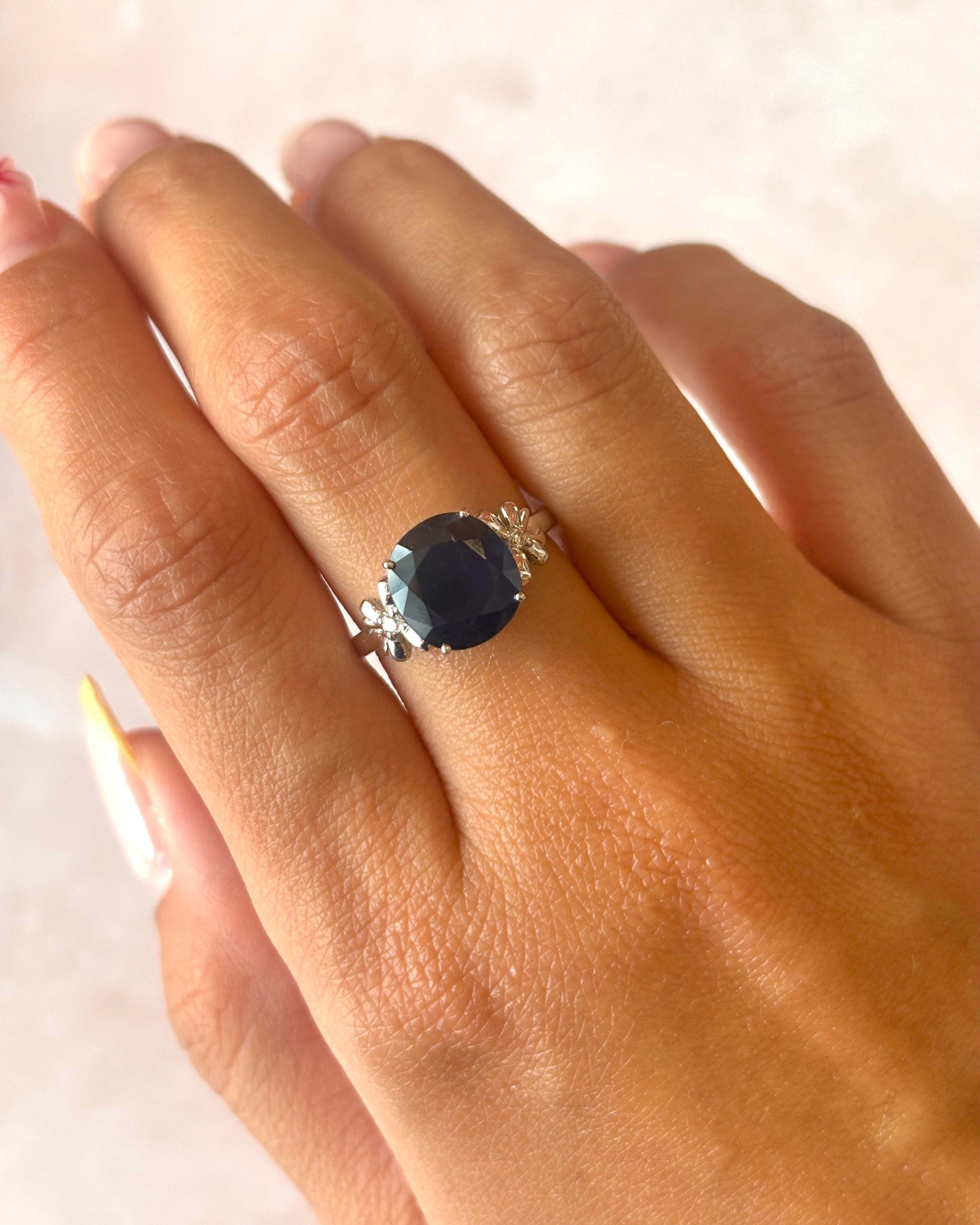 Solitaire Sapphire Ring 4.40 Carats & Diamonds "Camélia"